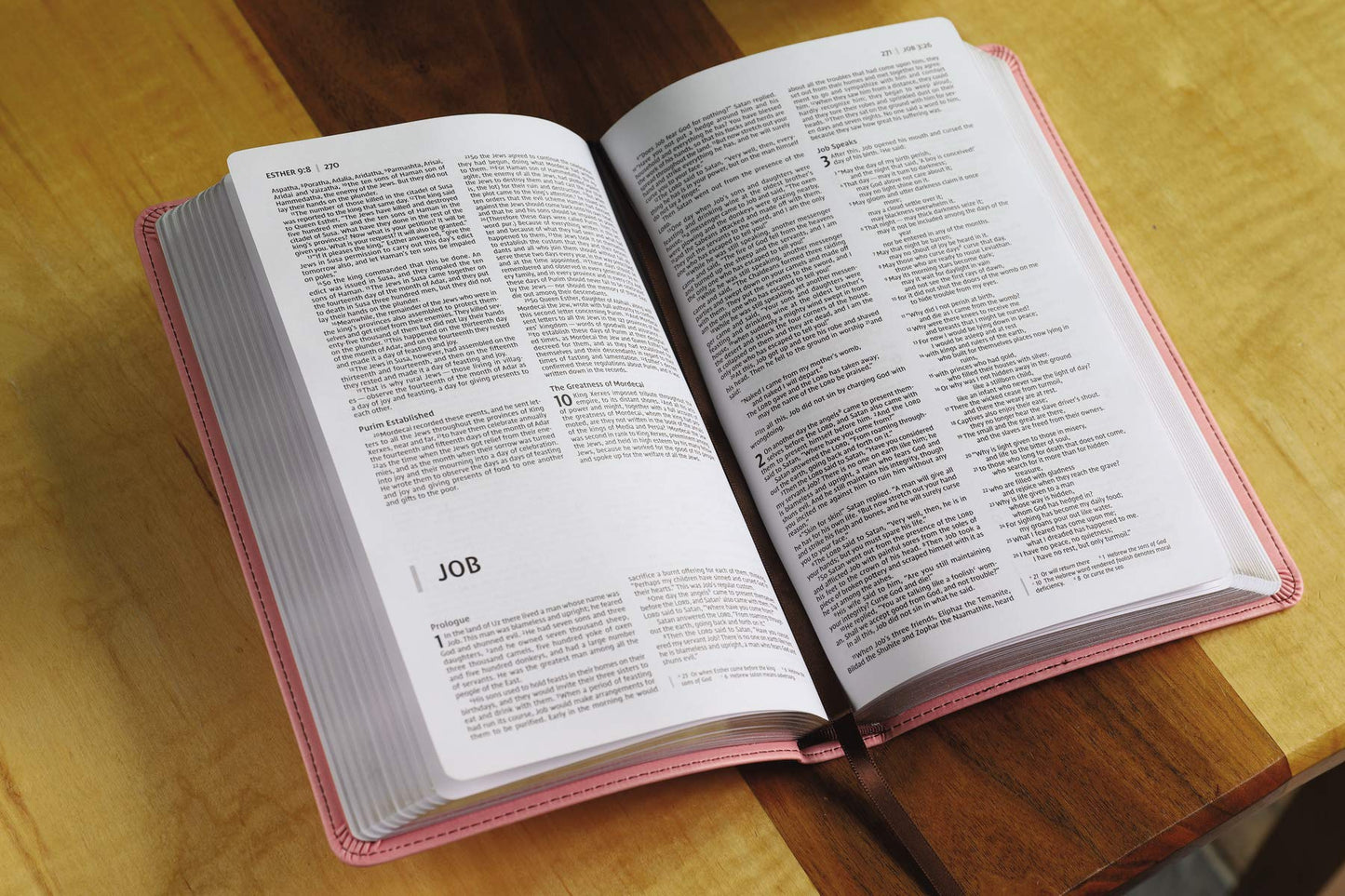 NIV, Premium Gift Bible, Leathersoft, Pink/Brown, Red Letter, Comfort Print: The Perfect Bible for Any Gift-Giving Occasion
