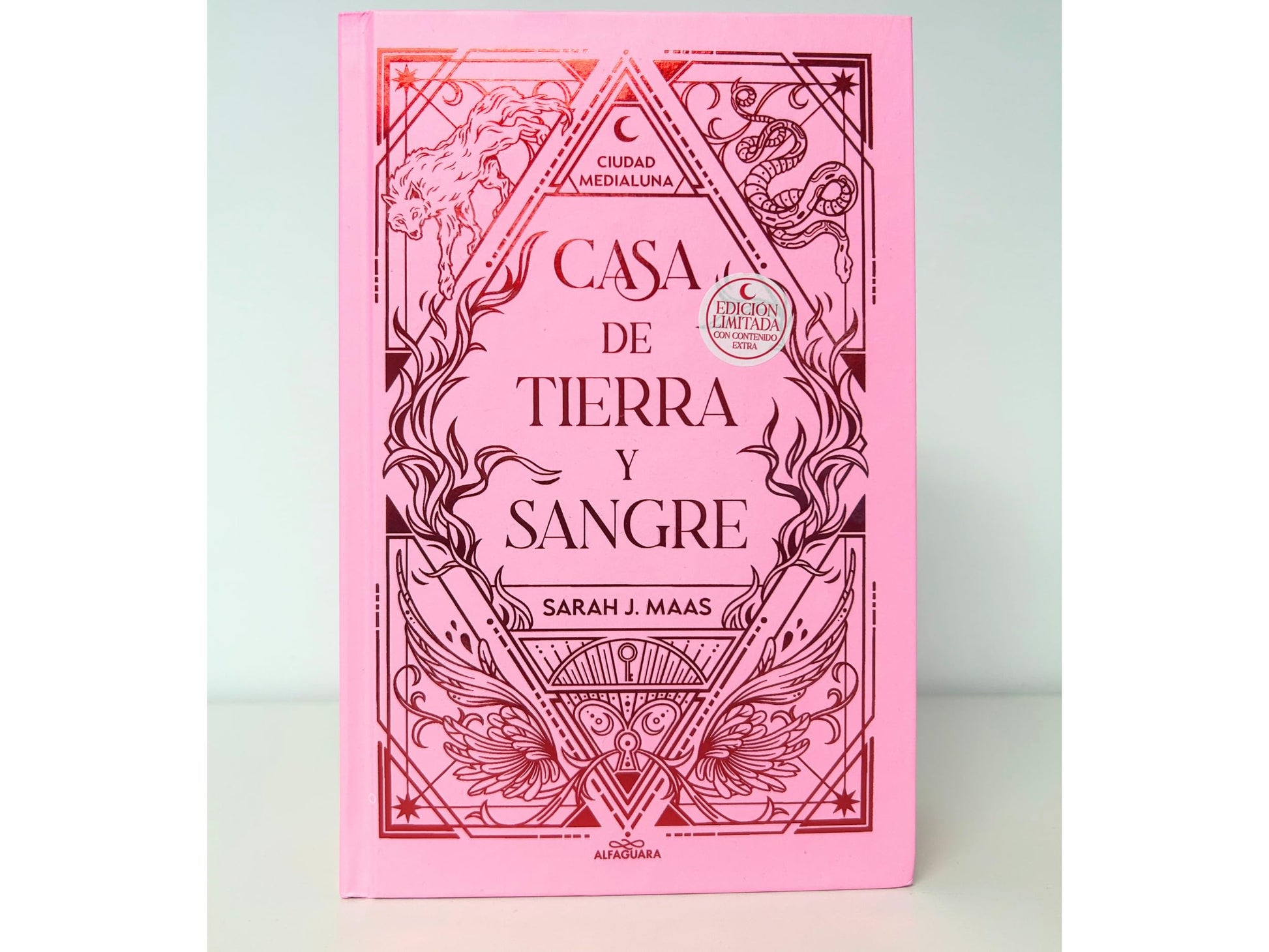 Casa de tierra y sangre (Edicin cantos pintados) / House of Earth and Blood (Sprayed Edges Edition) (CIUDAD MEDIALUNA) (Spanish Edition)