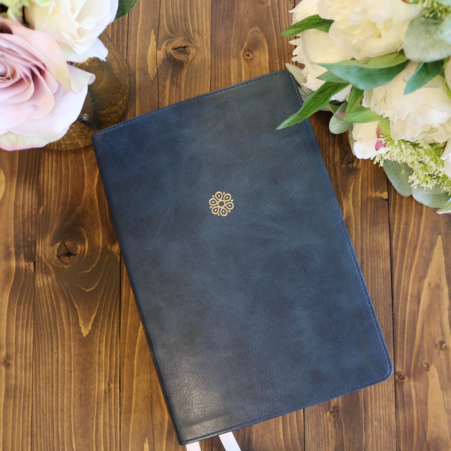 NIV, The Woman's Study Bible, Leathersoft, Blue, Full-Color, Red Letter, Thumb Indexed: Receiving God's Truth for Balance, Hope, and Transformation