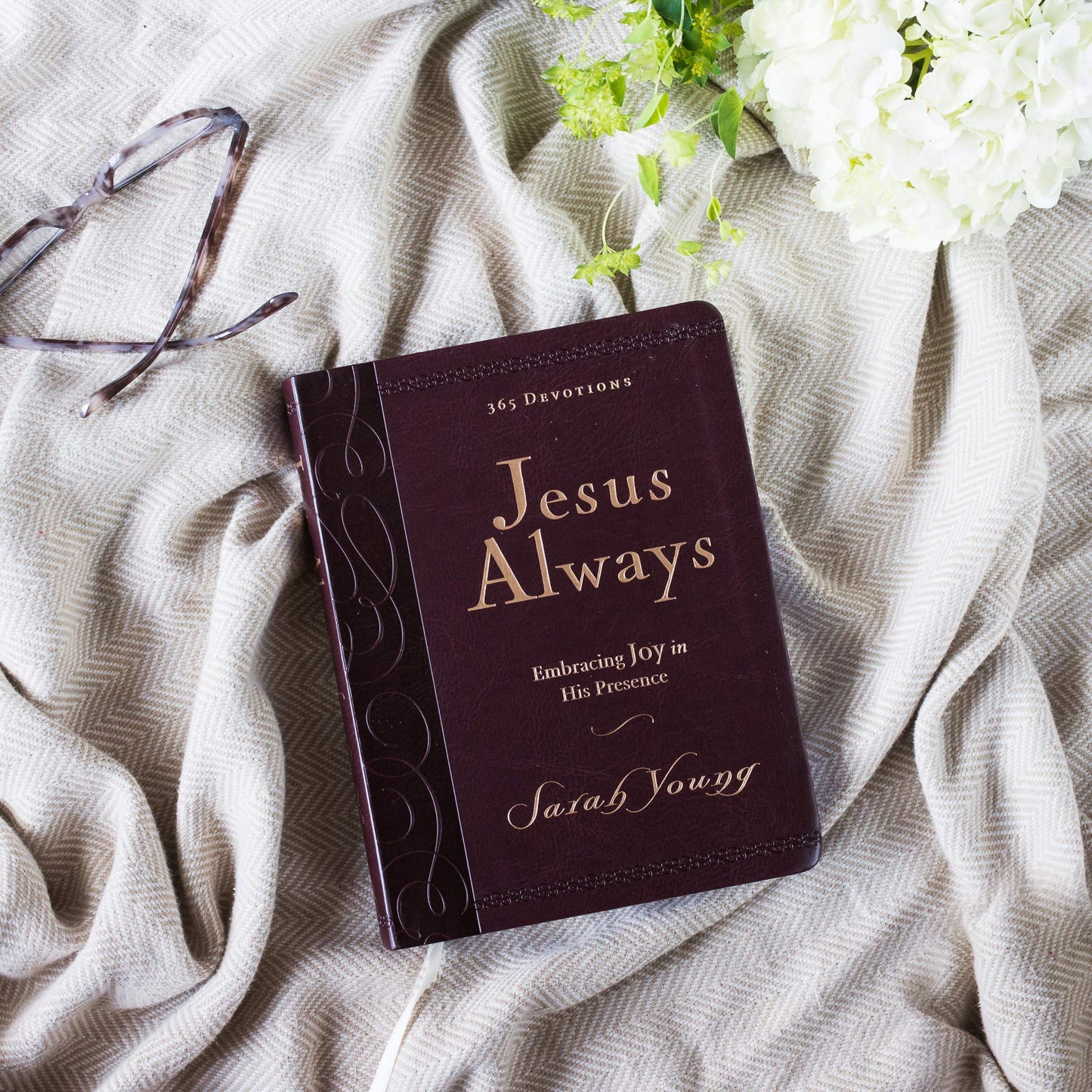 Jesus Always, Large Text Leathersoft, with Full Scriptures: Embracing Joy in His Presence (A 365-Day Devotional)