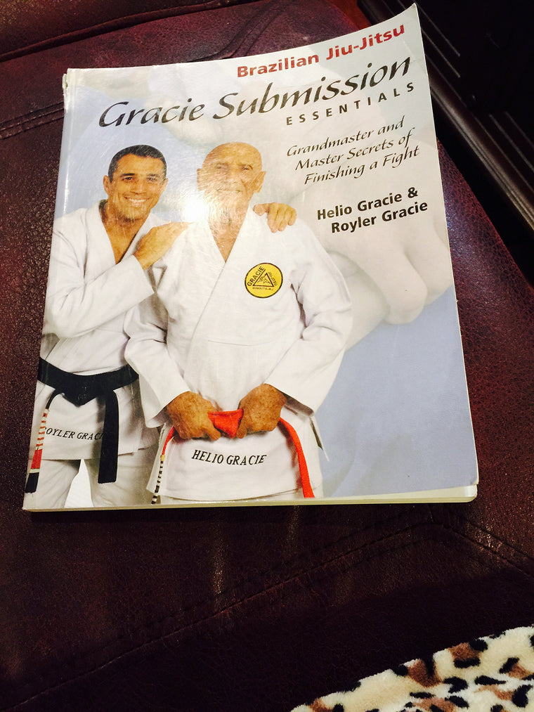 Gracie Submission Essentials: Grandmaster and Master Secrets of Finishing a Fight (1) (Brazilian Jiu-Jitsu series)