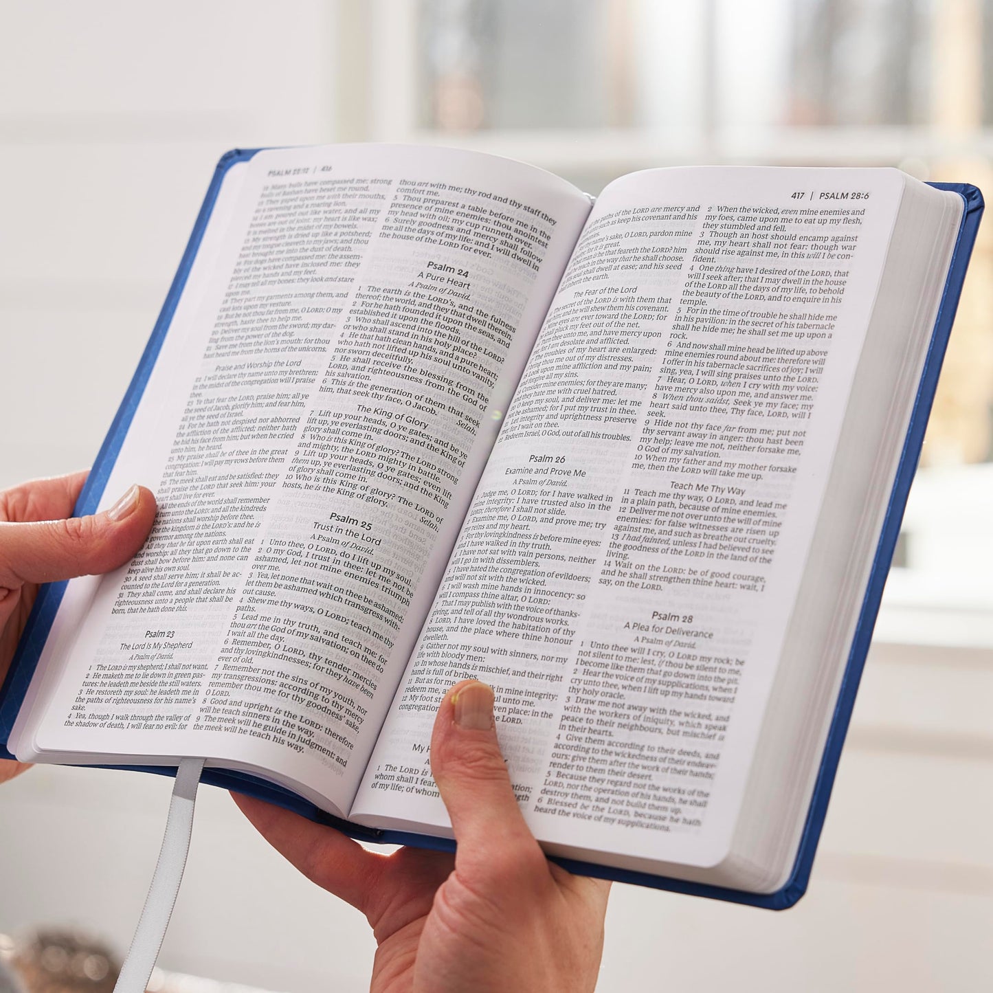 KJV Holy Bible: Ultra Thinline, Black Leathersoft, Red Letter, Comfort Print: King James Version