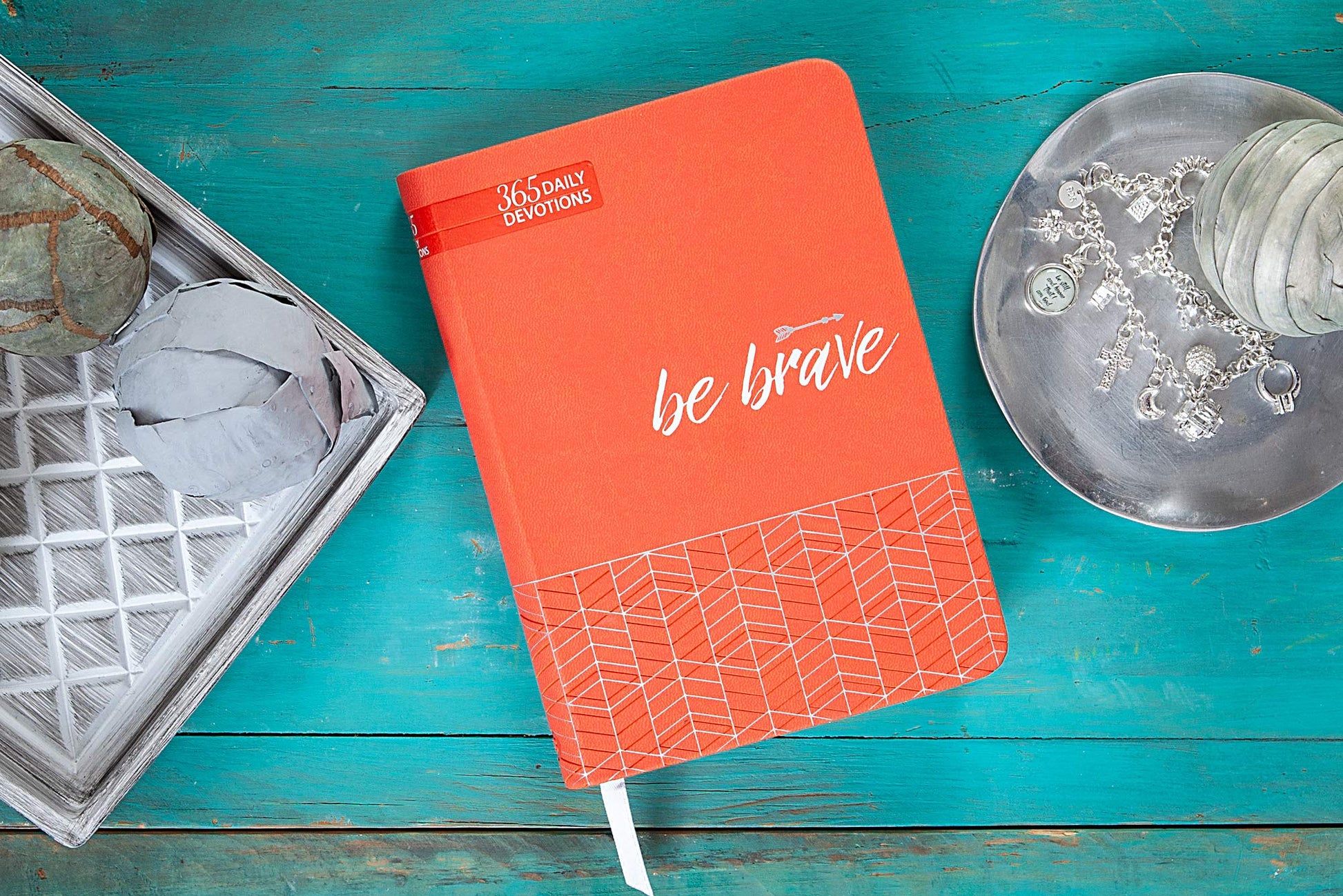 Be Brave: 365 Daily Devotions (Faux Leather) - Motivating Devotions to Help Find Courage and Strength, Perfect Gift for Birthdays, Holidays, and More