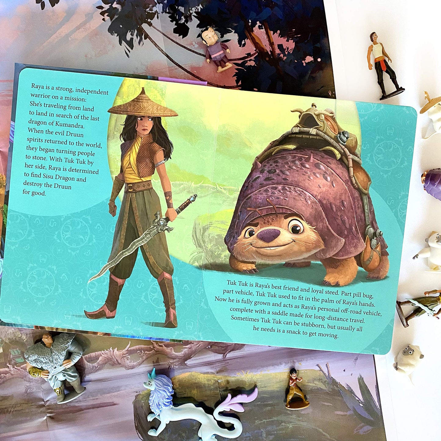 Disney Raya and the Last Dragon My Busy Books - Storybook, 10 figurines, playmat