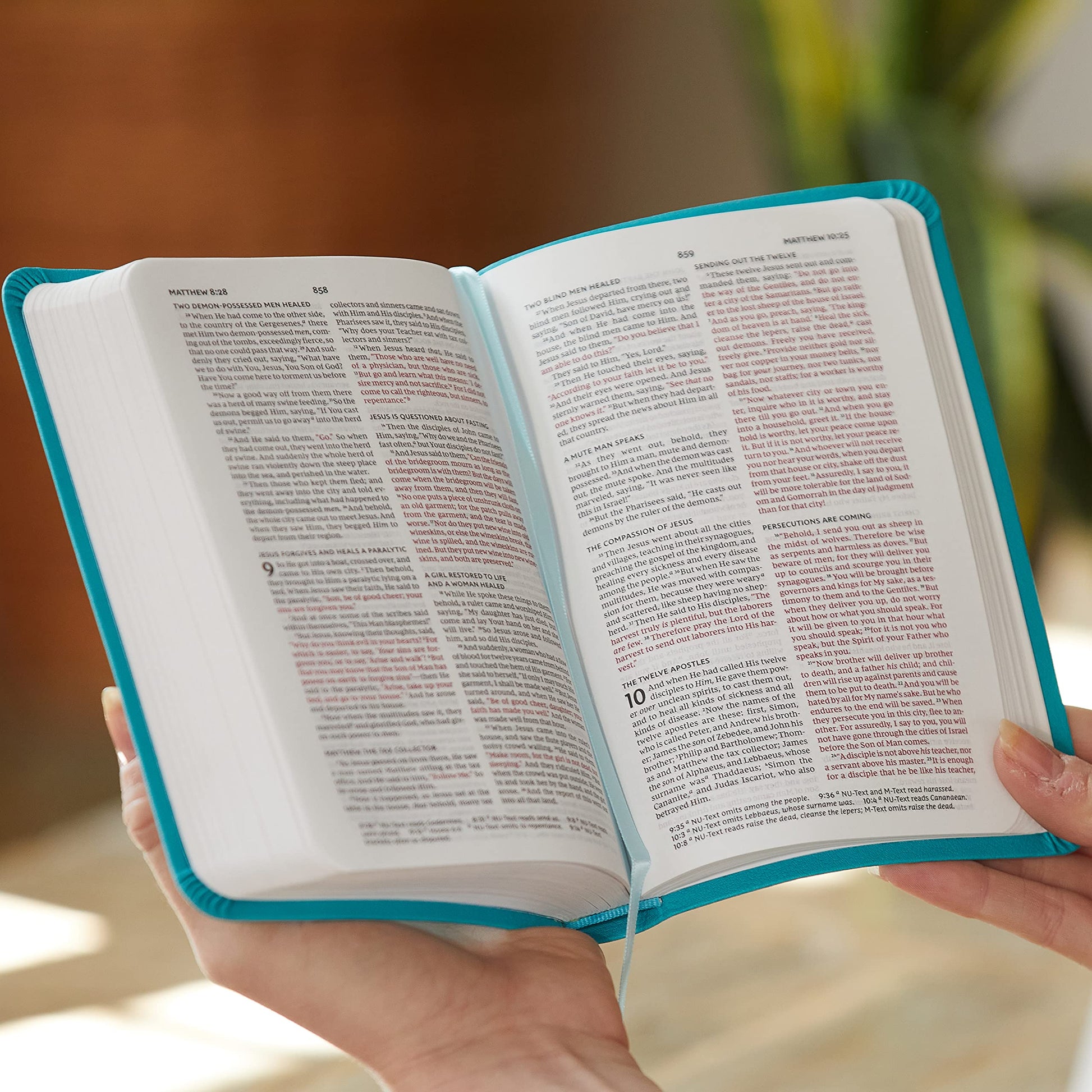 NKJV, Thinline Bible, Leathersoft, Brown, Red Letter, Comfort Print: Holy Bible, New King James Version