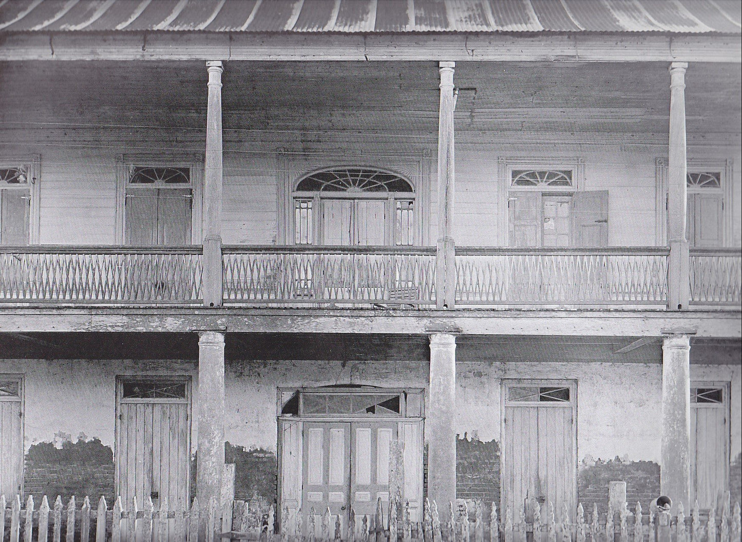 Ghosts Along The Mississippi: The Magic of the Old Houses of Louisiana, New Revised Edition