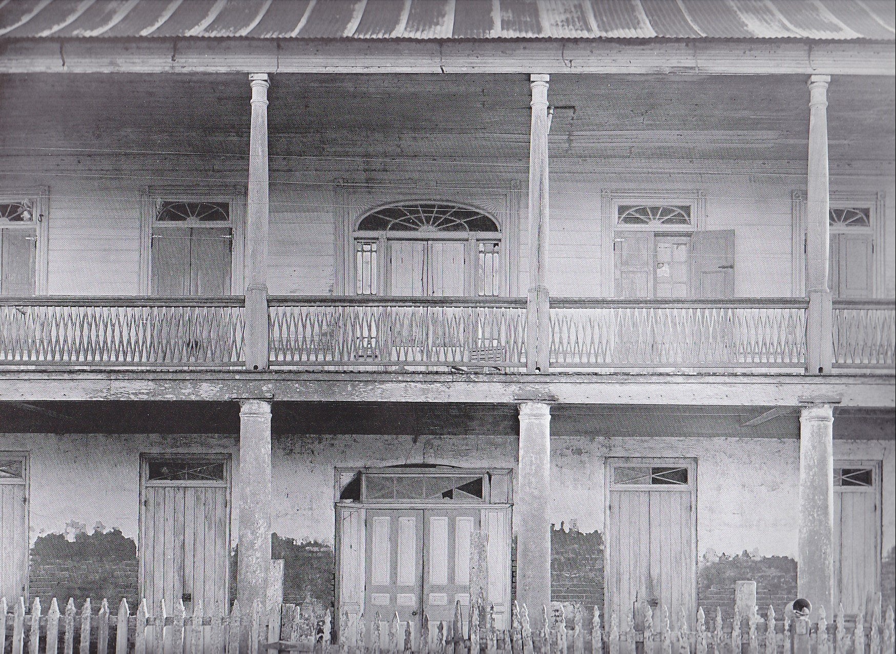 Ghosts Along The Mississippi: The Magic of the Old Houses of Louisiana, New Revised Edition