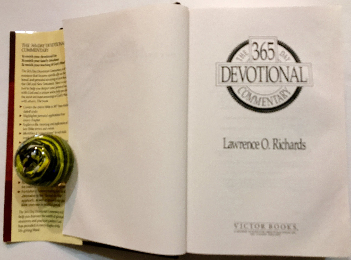 365 Day Devotional Commentary by Richards, Larry