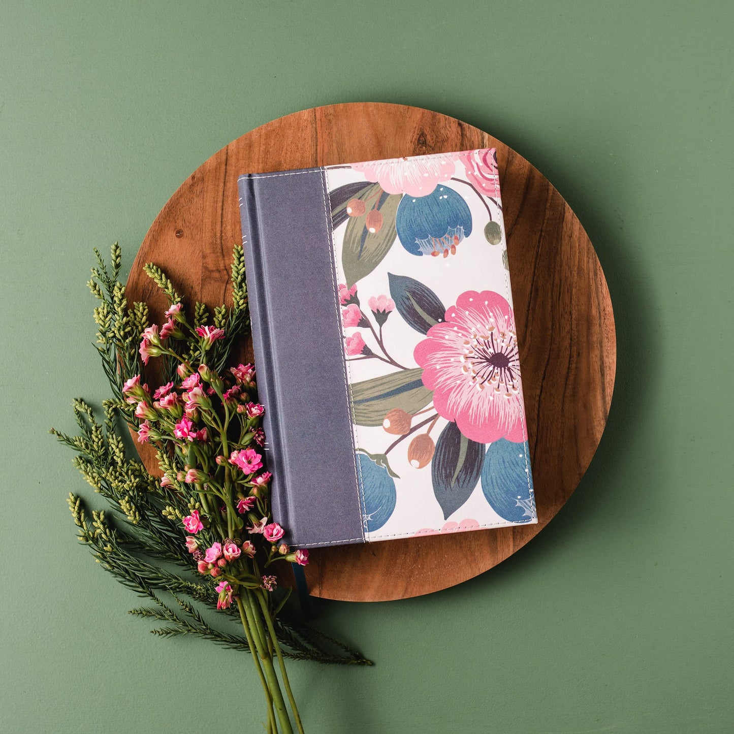 NIV The Woman's Study Bible Cloth over Board Blue Floral