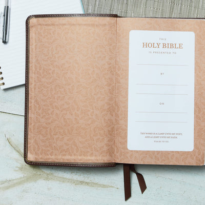 KJV Holy Bible: Personal Size Giant Print with 43,000 Cross