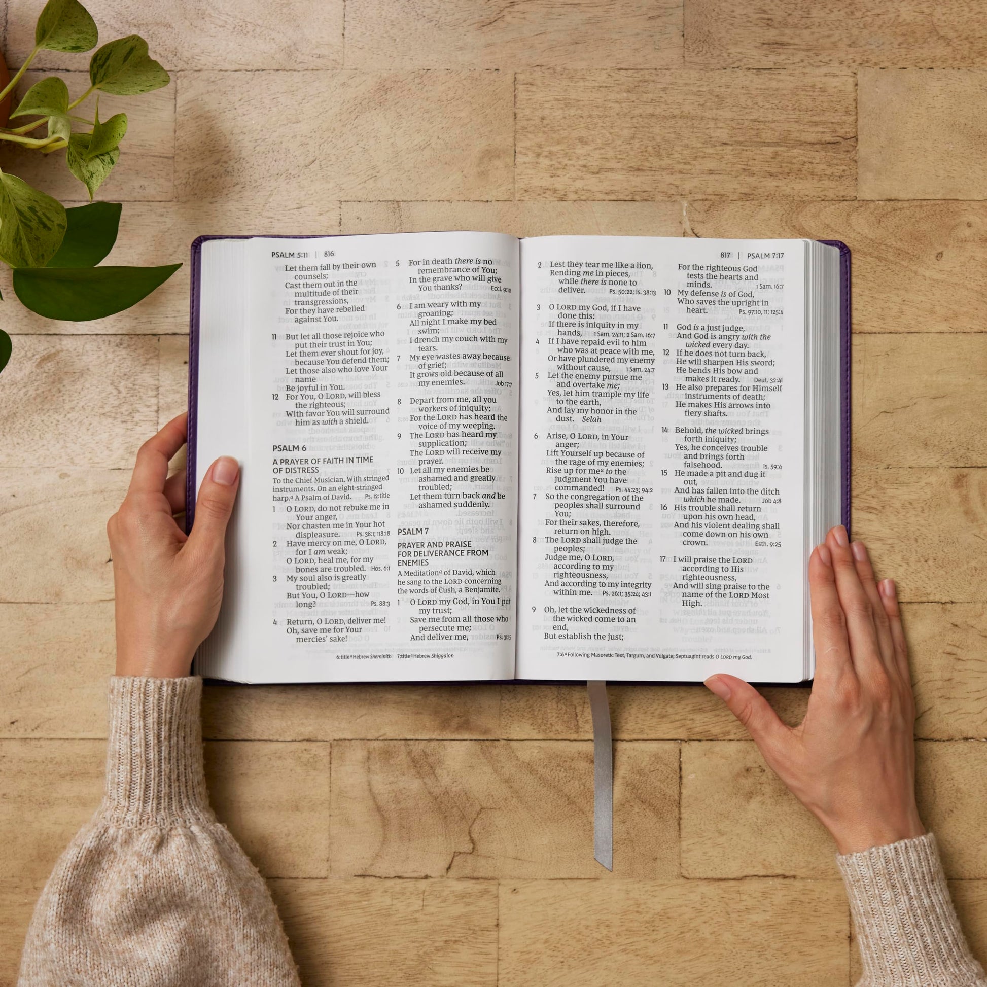 NKJV Giant Print End-of-Verse Reference Bible, Black Leathersoft, Red Letter, Comfort Print (Thumb Indexed): Holy Bible