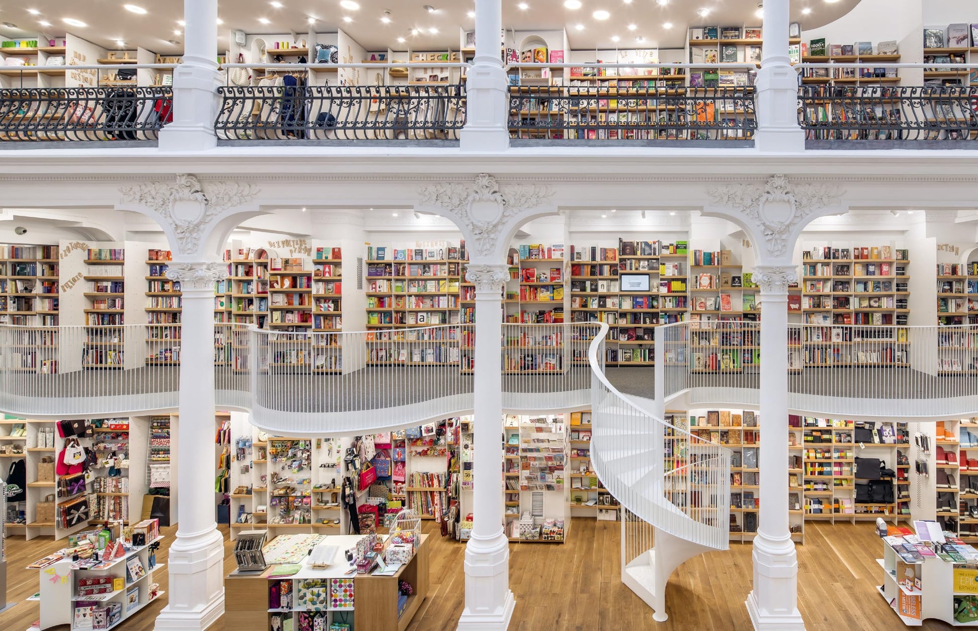 Bookstores of the World: The Ultimate Around-the-World Tour for Bibliophiles and Bookshop Lovers (Deluxe Oversize Edition)