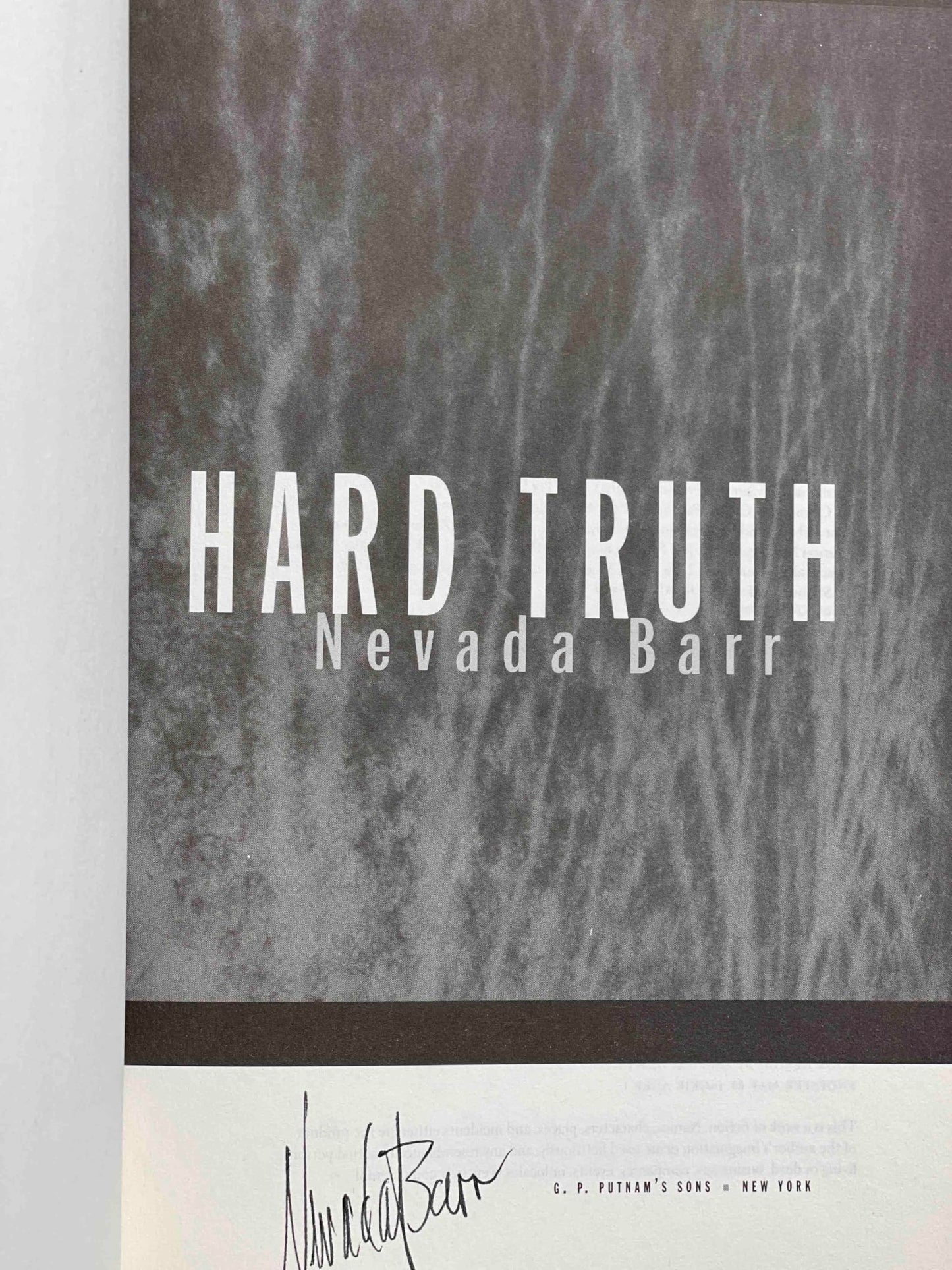 Hard Truth (Anna Pigeon Mysteries)