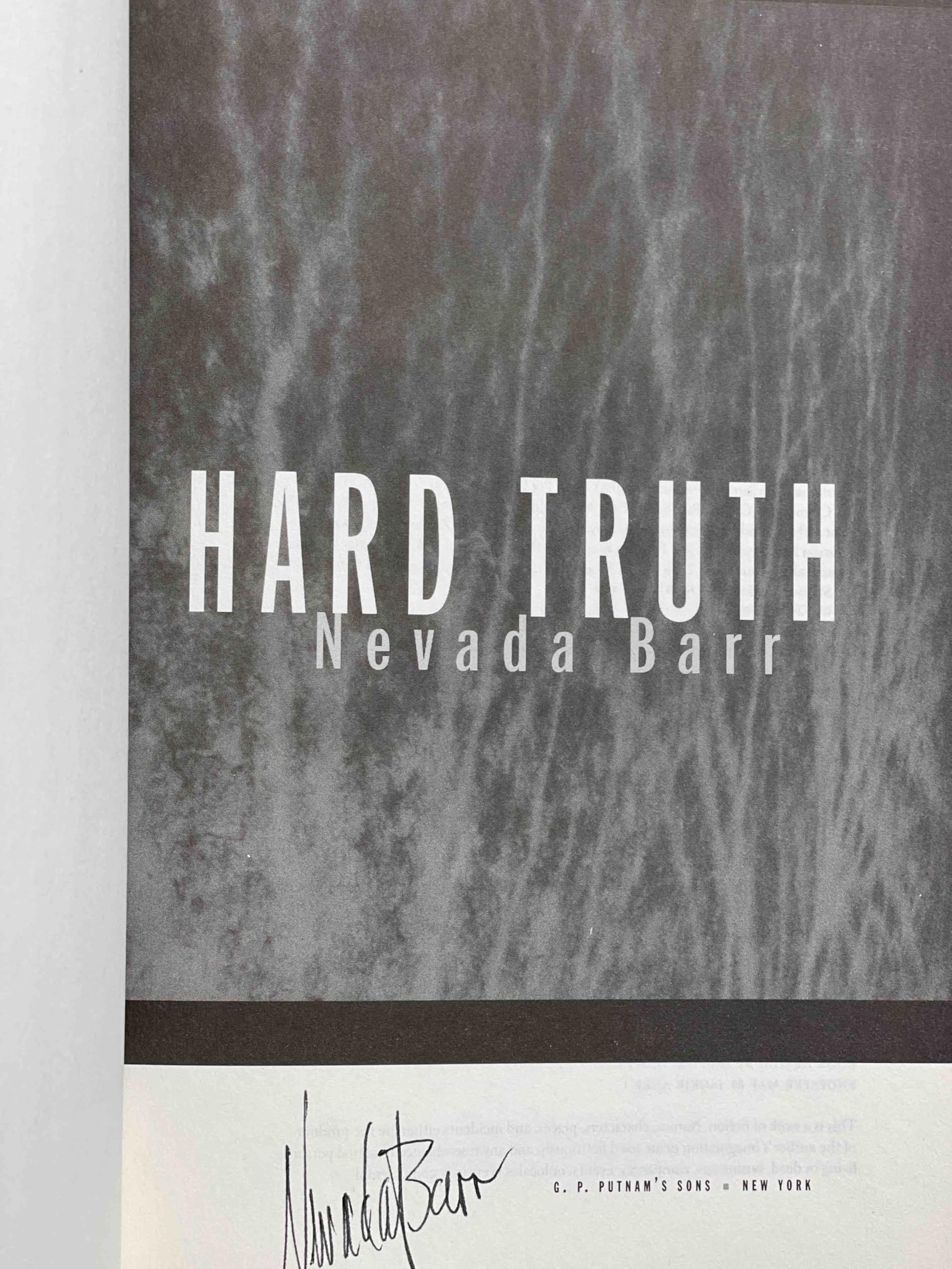 Hard Truth (Anna Pigeon Mysteries)