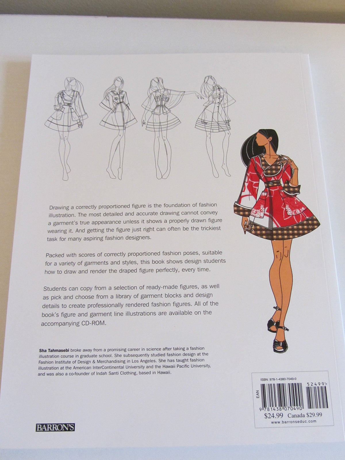 Figure Poses for Fashion Illustrators: Scan, Trace, Copy: 250 Templates for Professional Results. Includes a CD-ROM with over 250 copyright-free images.