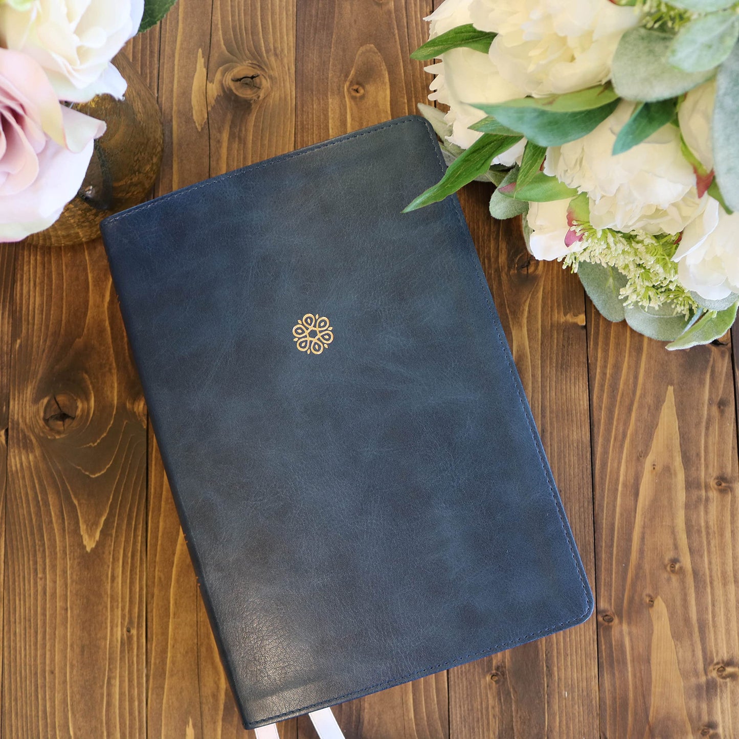 NKJV, The Woman's Study Bible, Leathersoft, Blue, Red Letter, Full-Color Edition: Receiving God's Truth for Balance, Hope, and Transformation