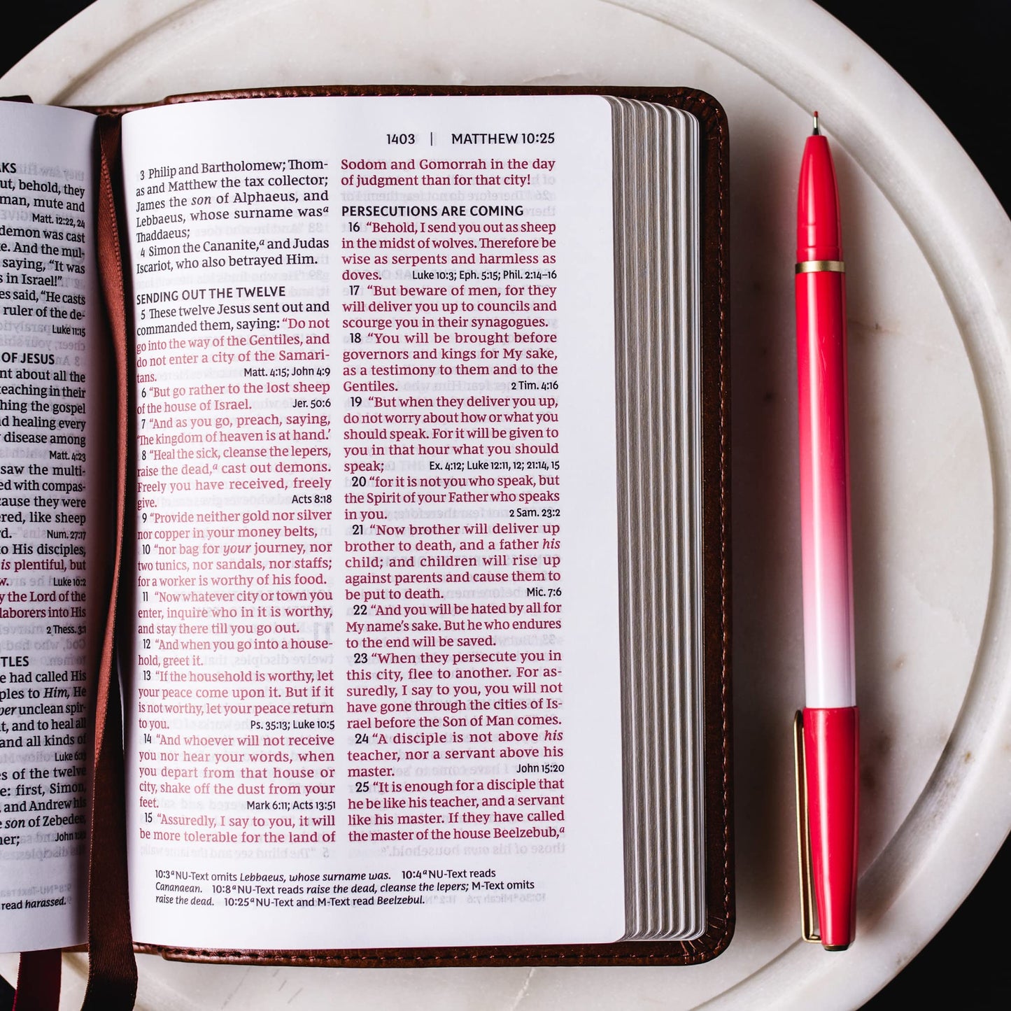 NKJV, End-of-Verse Reference Bible, Compact, Leathersoft, Brown, Red Letter, Comfort Print: Holy Bible, New King James Version