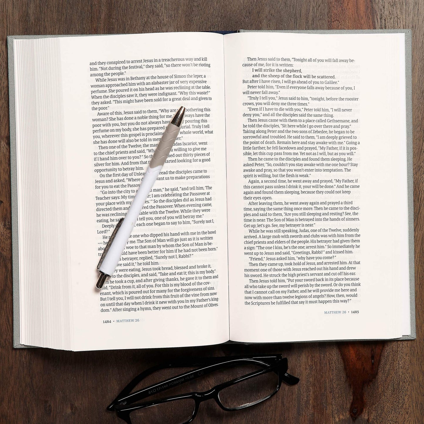 CSB Reader's Bible, Gray Cloth Over Board, Black Letter, Single-Column, Reader's Format, Slip Case, Easy-to-Read Bible Serif Type