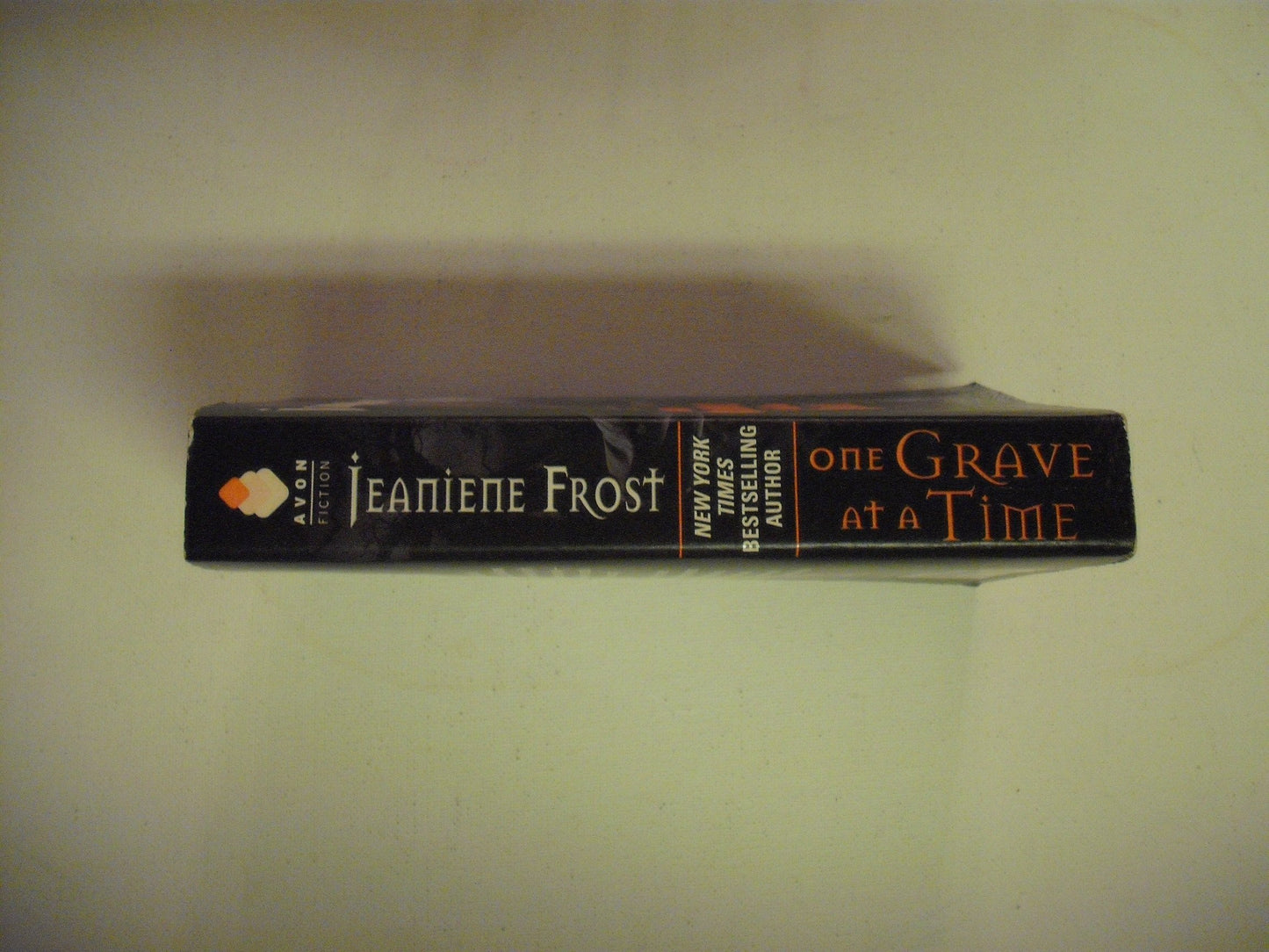 One Grave at a Time: A Night Huntress Novel (Night Huntress, 6)