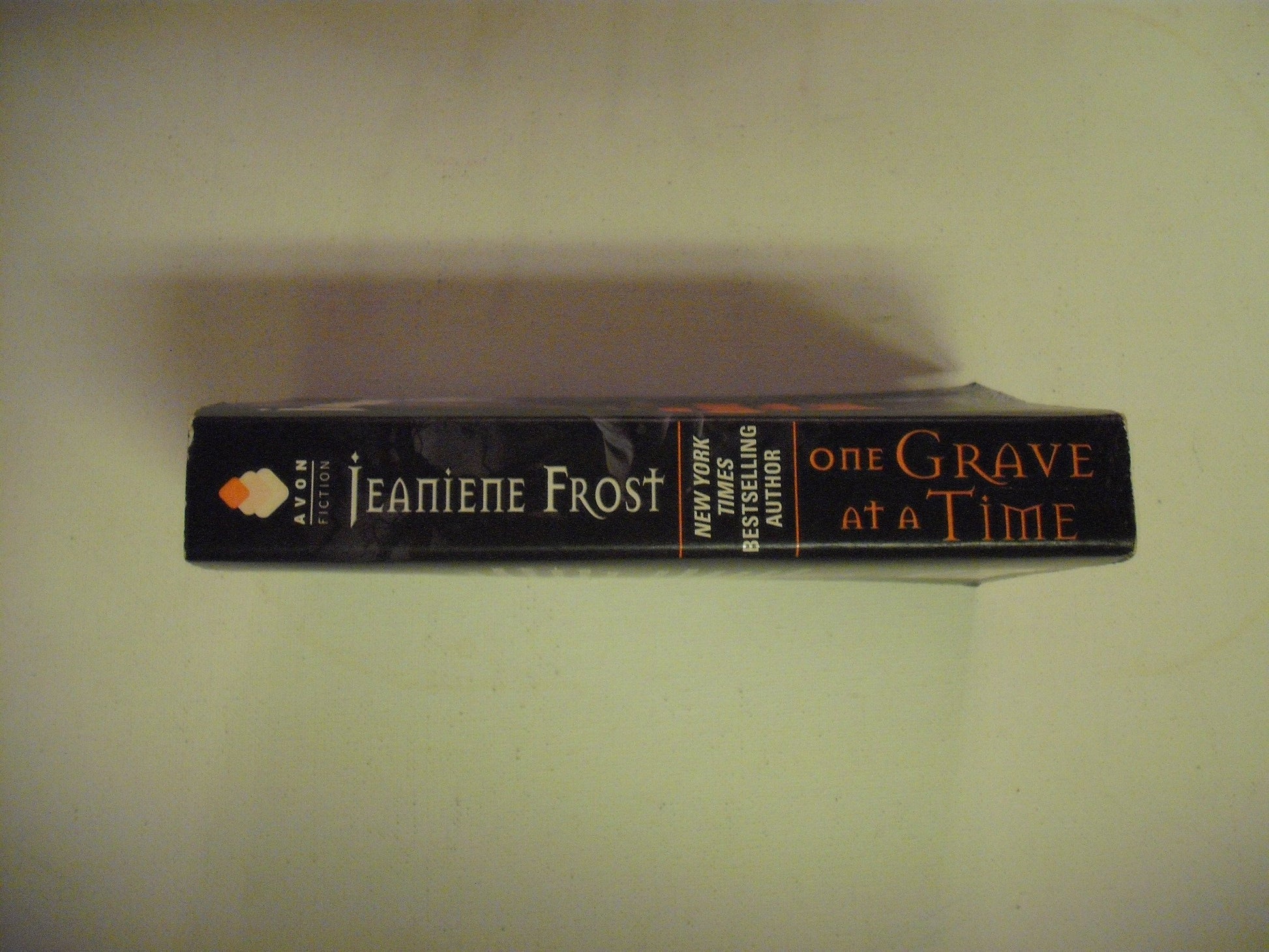 One Grave at a Time: A Night Huntress Novel (Night Huntress, 6)
