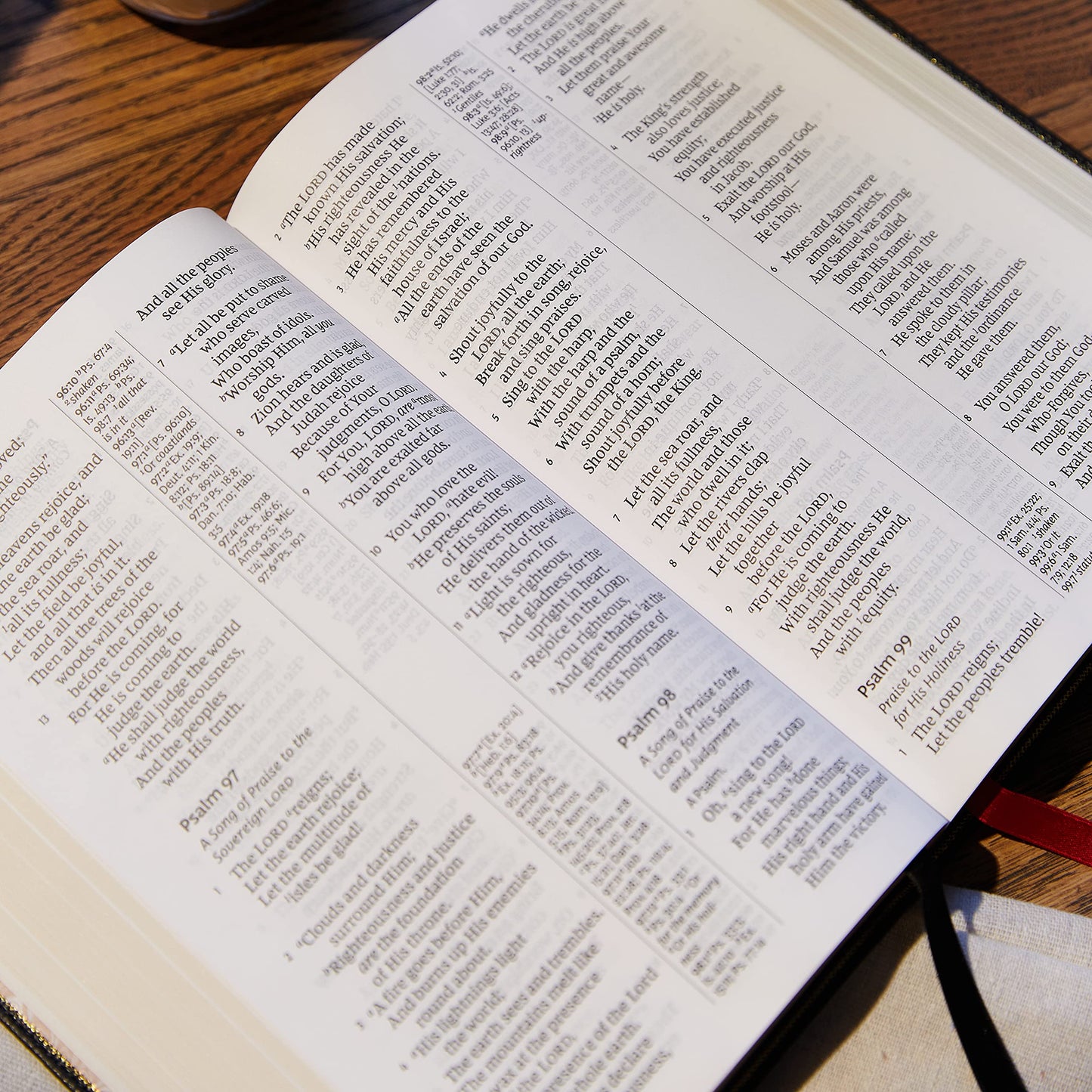 NKJV Holy Bible, Giant Print Center-Column Reference Bible, Black Leather-look, 72,000+ Cross References, Red Letter, Comfort Print: New King James Version