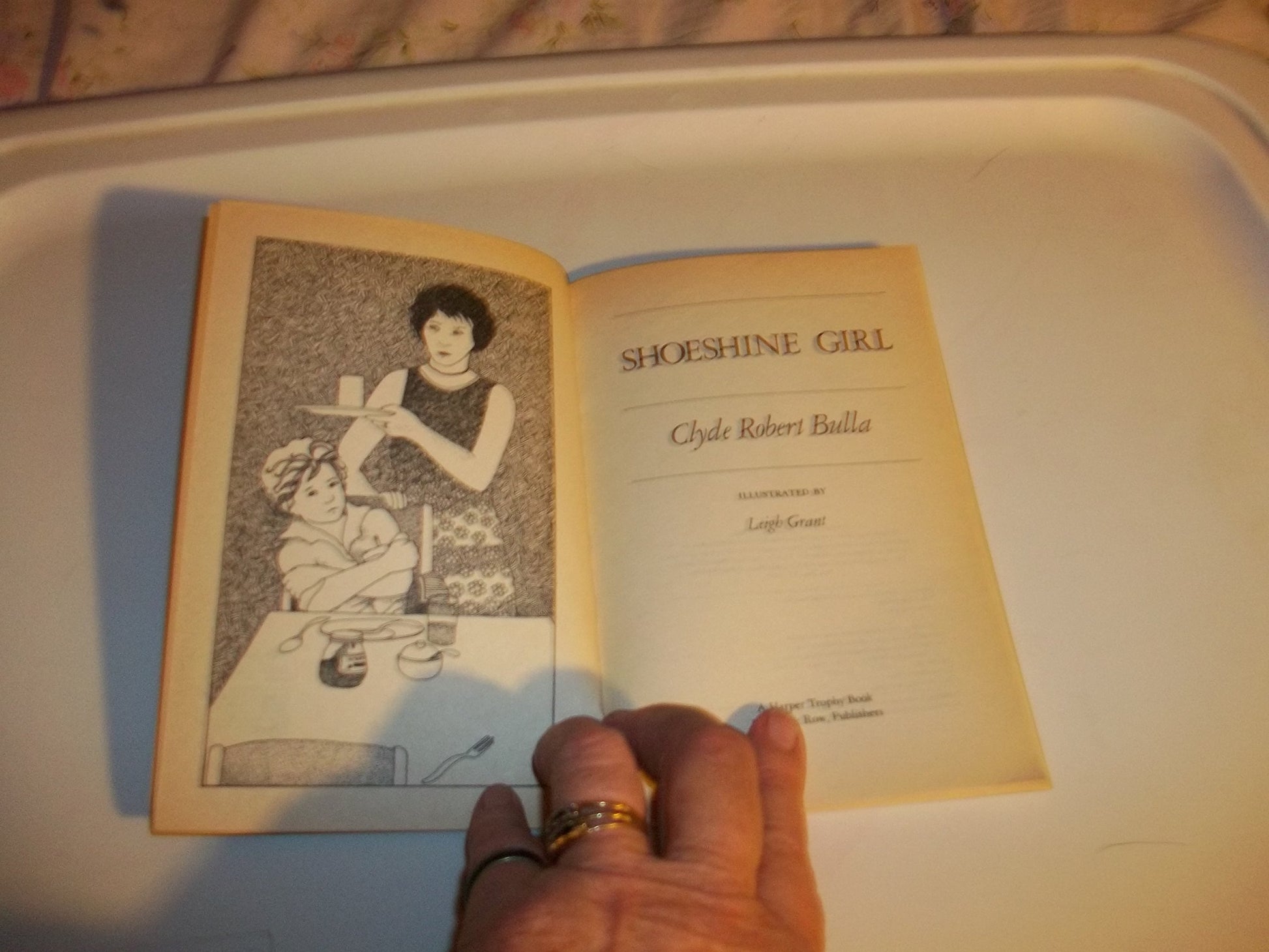 Shoeshine Girl (Rise and Shine) (Trophy Chapter Books (Paperback))