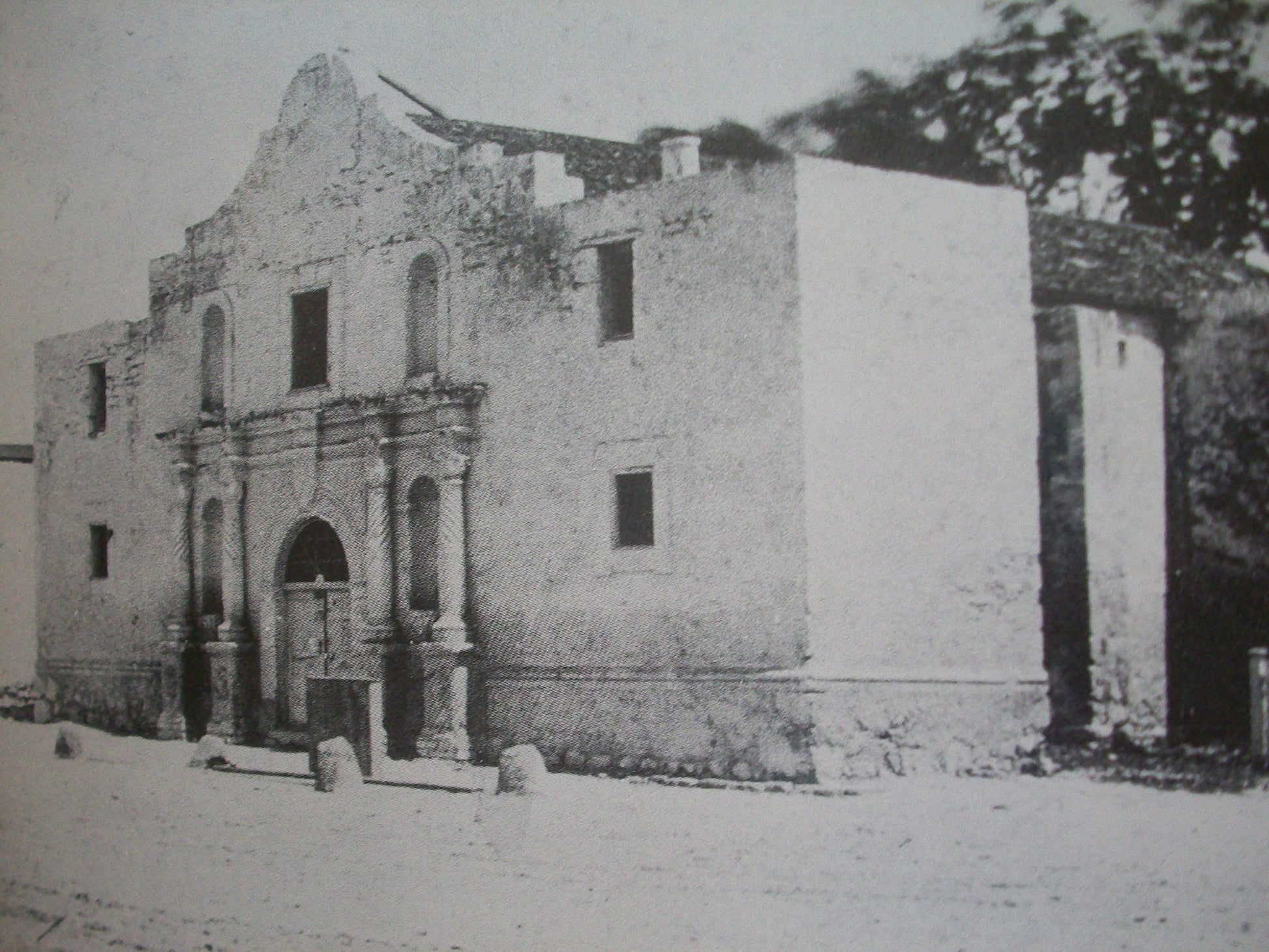 The Alamo: An Illustrated History
