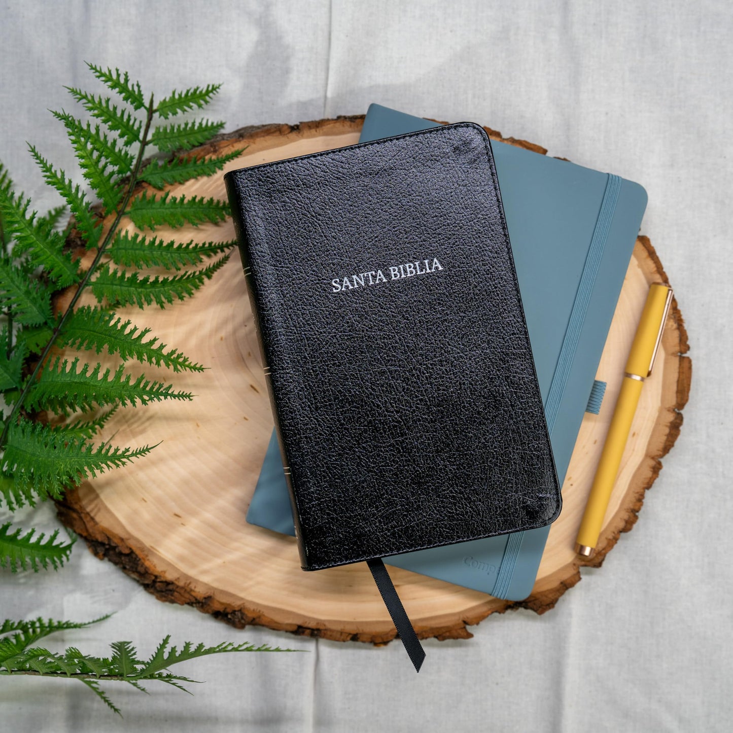 Biblia Reina Valera 1960 Compacta, Letra Grande, negro, piel fabricada  RVR 1960 Compact Bible Large Print Black, Bonded Leather (Spanish Edition)