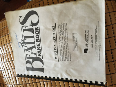 The Beatles Fake Book - C Edition for Piano, Guitar, and Vocal  200 Classic Beatles Songs with Chord Frames and Lyrics  Rock and Pop Sheet Music Collection  Hal Leonard Music Book (Fake Books)