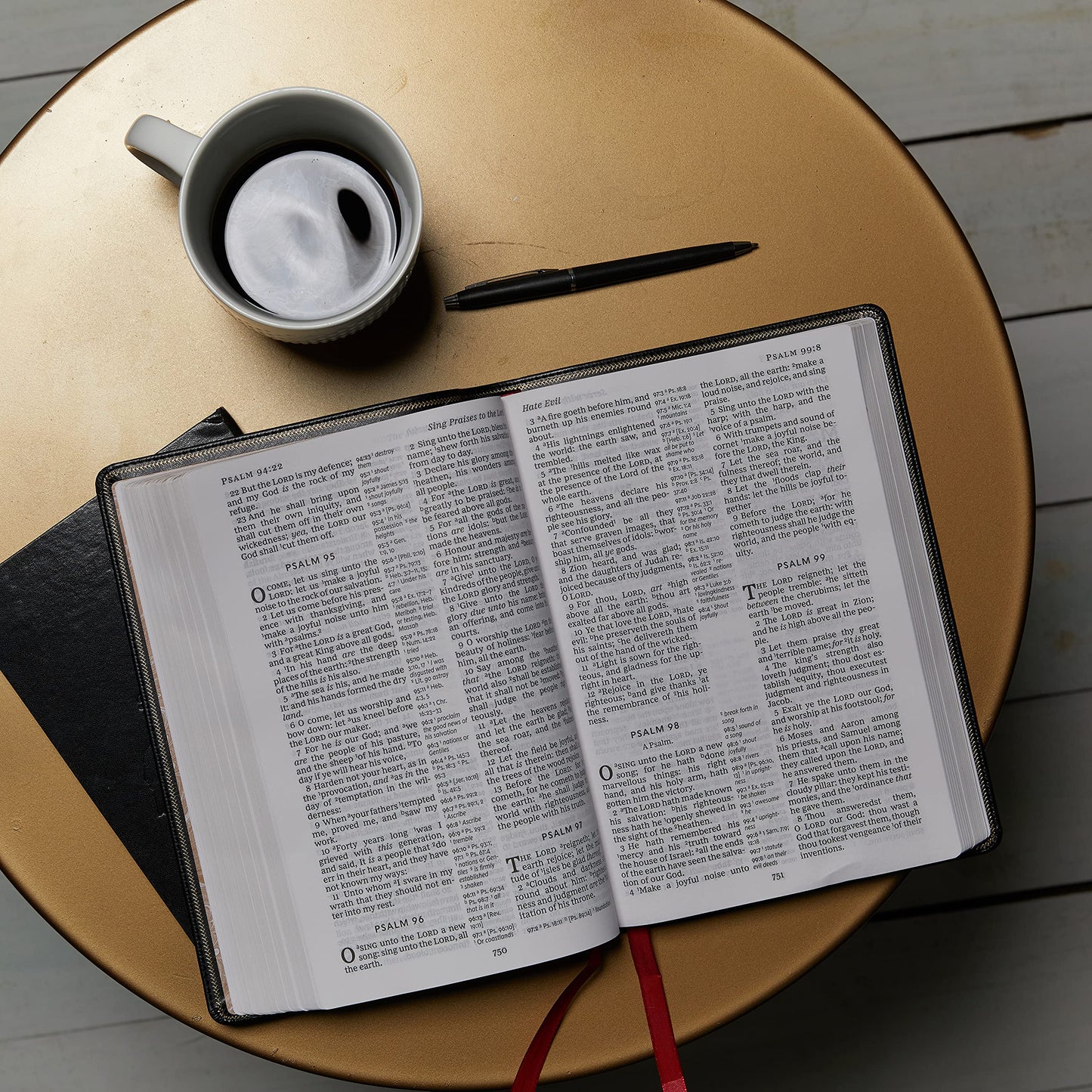 KJV Holy Bible: Giant Print with 53,000 Cross References, Black Bonded Leather, Red Letter, Comfort Print: King James Version