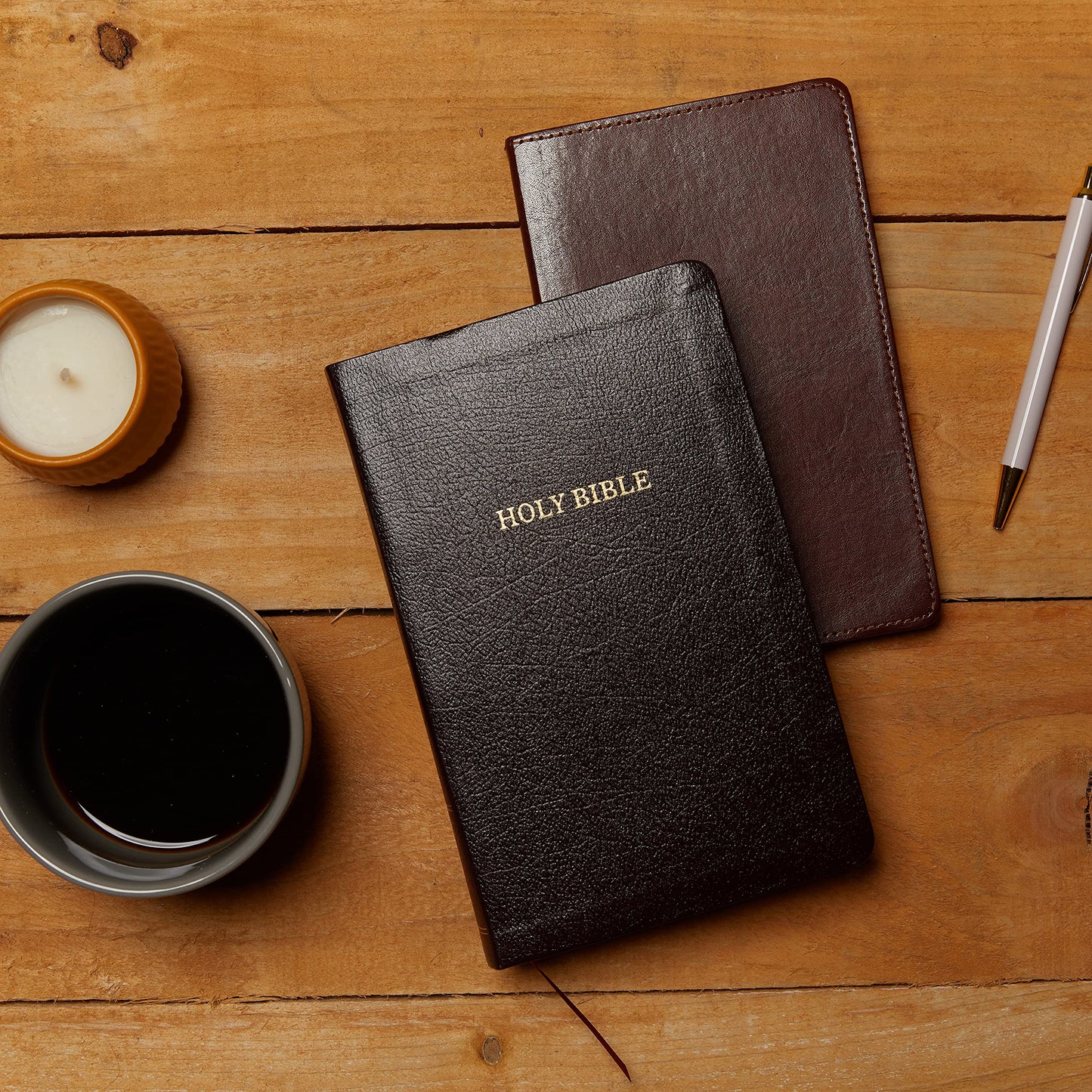 KJV Holy Bible: Compact Thinline, Black Leathersoft, Red Letter, Comfort Print: King James Version