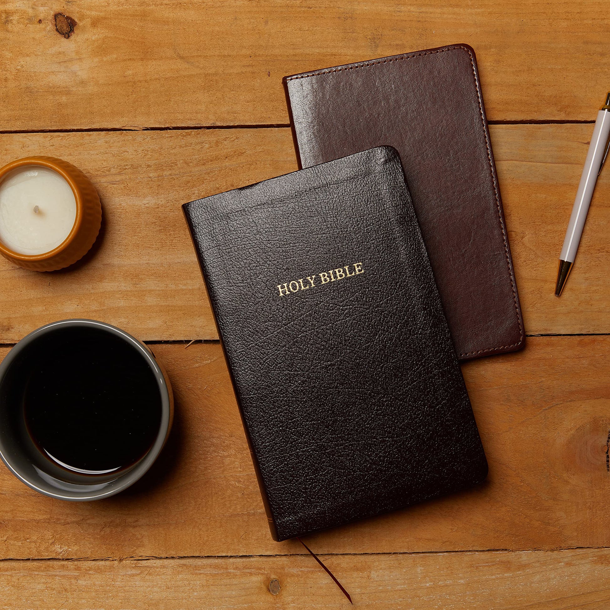 KJV Holy Bible: Compact Thinline, Black Leathersoft, Red Letter, Comfort Print: King James Version