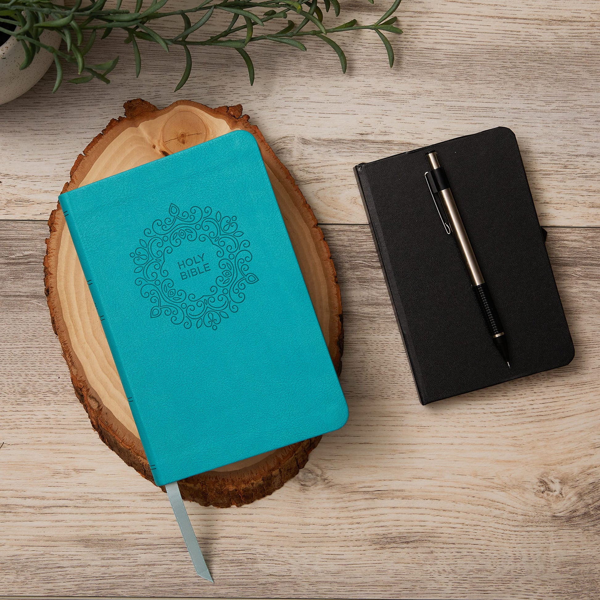 NKJV, Thinline Bible, Compact, Leathersoft, Blue, Red Letter, Comfort Print: Holy Bible, New King James Version