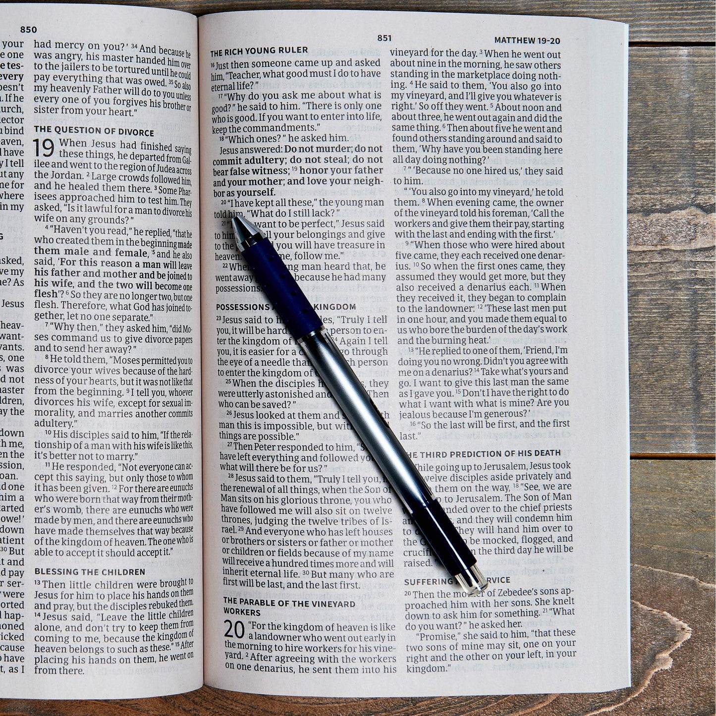 CSB Outreach Bible, Large Print Edition, Black Letter, New Believer, Economy, Gift, Easy-to-Read Bible Serif Type