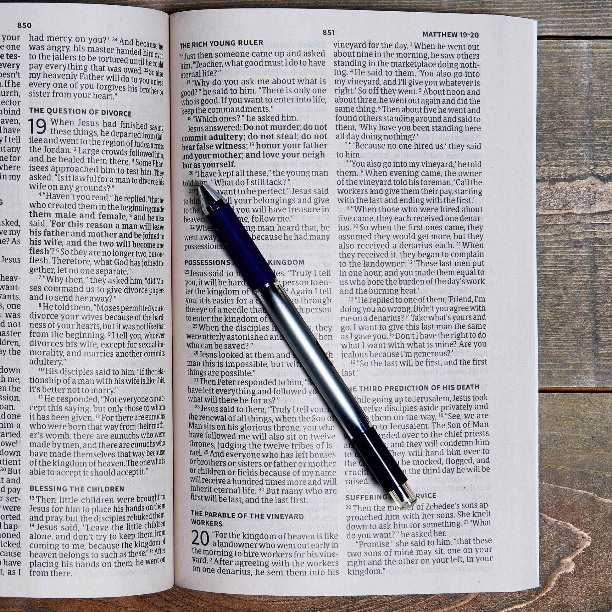 CSB Outreach Bible, Large Print Edition, Black Letter, New Believer, Economy, Gift, Easy-to-Read Bible Serif Type