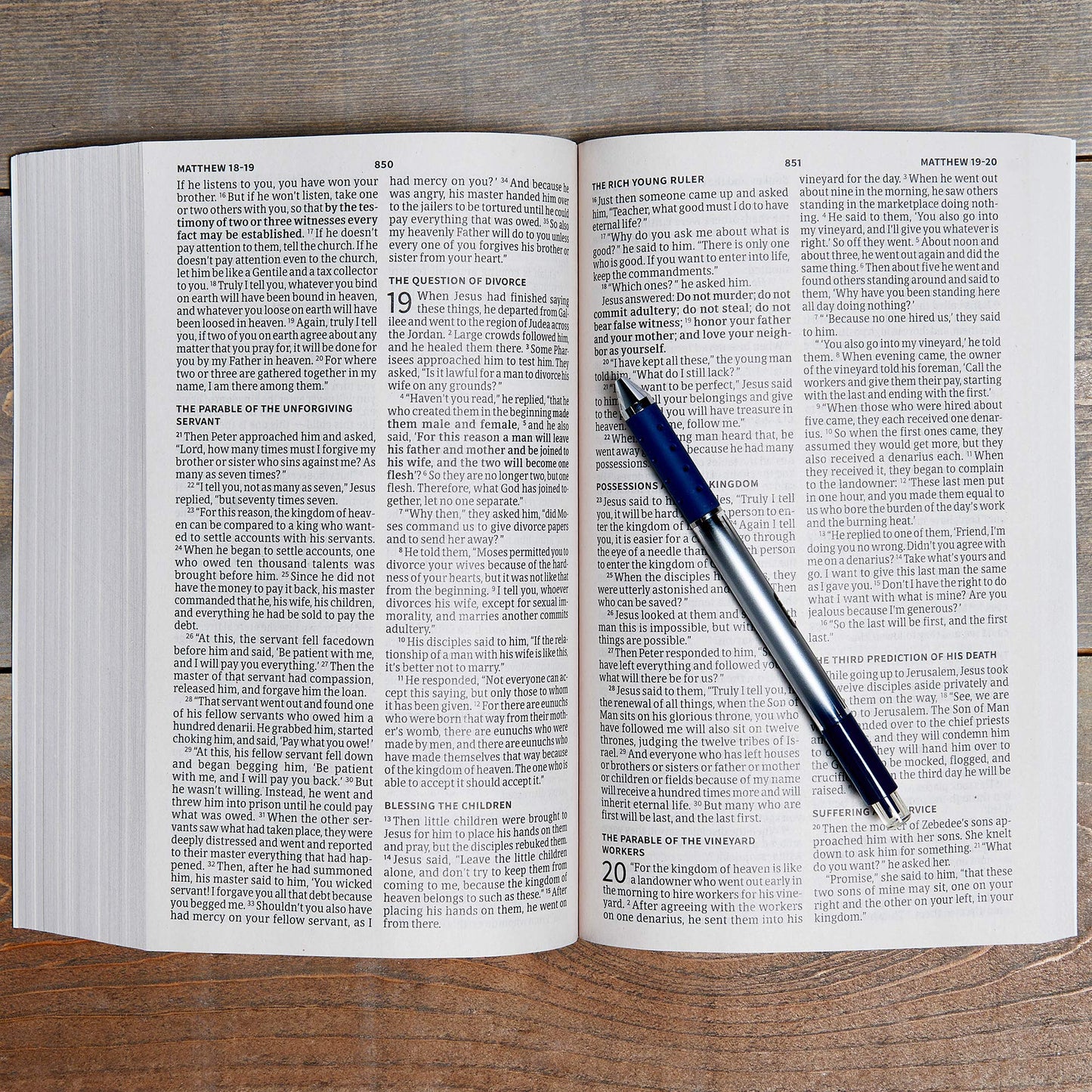 CSB Outreach Bible, Large Print Edition, Black Letter, New Believer, Economy, Gift, Easy-to-Read Bible Serif Type