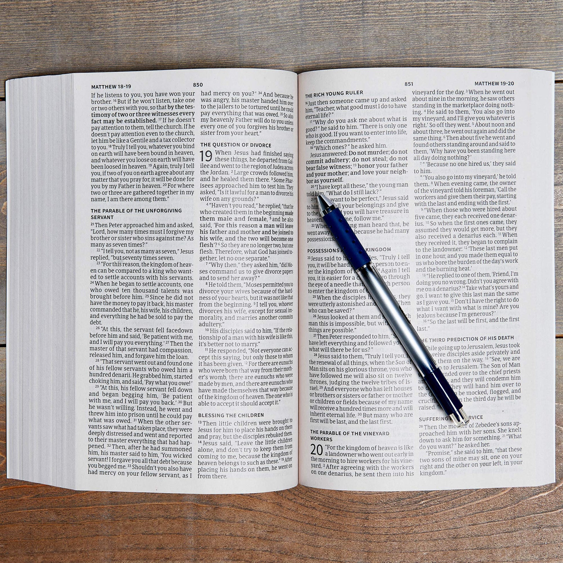 CSB Outreach Bible, Large Print Edition, Black Letter, New Believer, Economy, Gift, Easy-to-Read Bible Serif Type