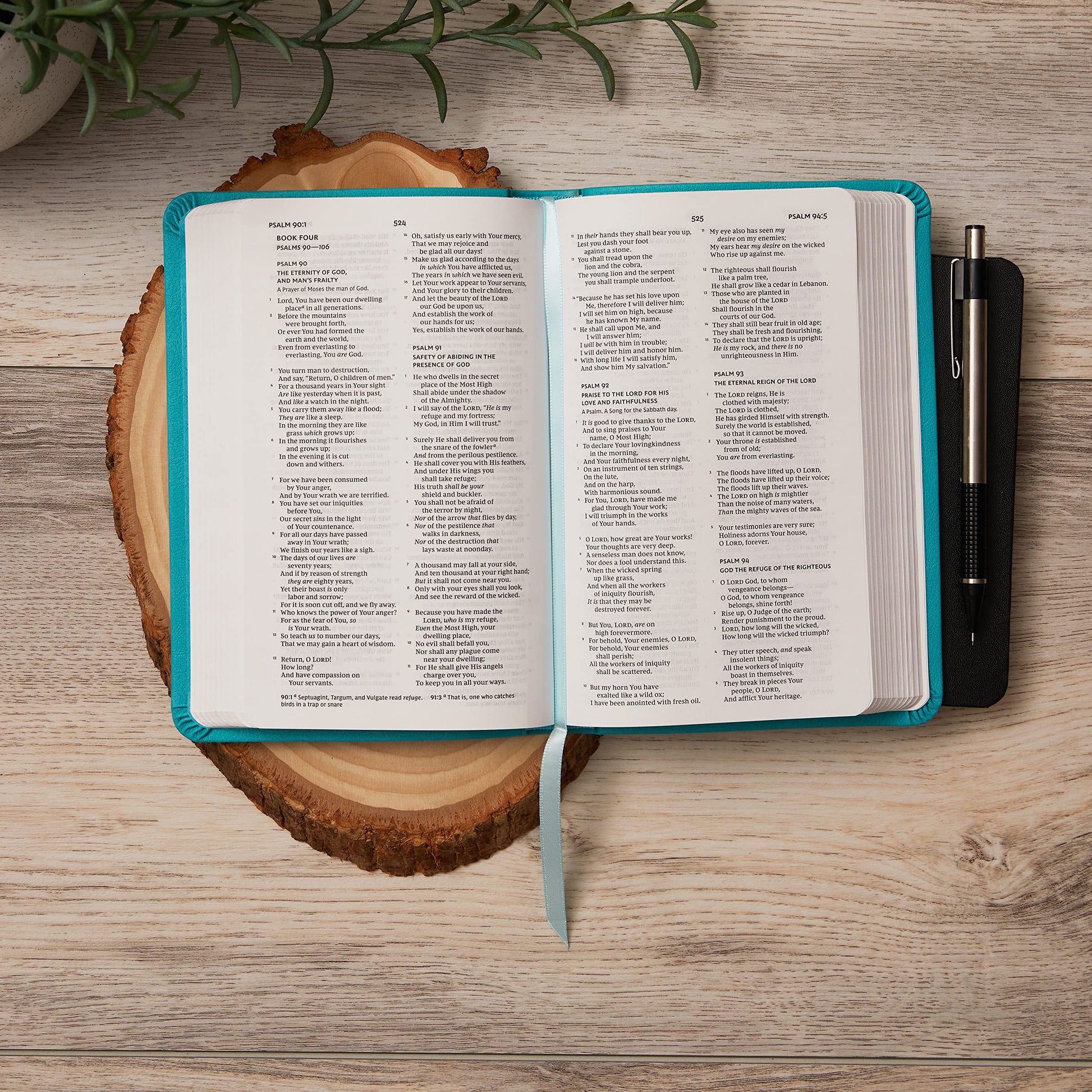 NKJV, Thinline Bible, Compact, Leathersoft, Blue, Red Letter, Comfort Print: Holy Bible, New King James Version