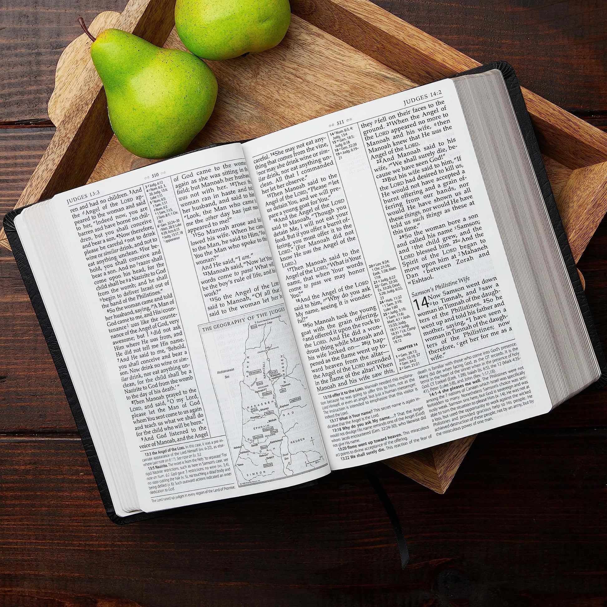 NKJV, MacArthur Study Bible, Large Print, Hardcover: Unleashing God's Truth One Verse at a Time (Holy Bible, New King James Version)