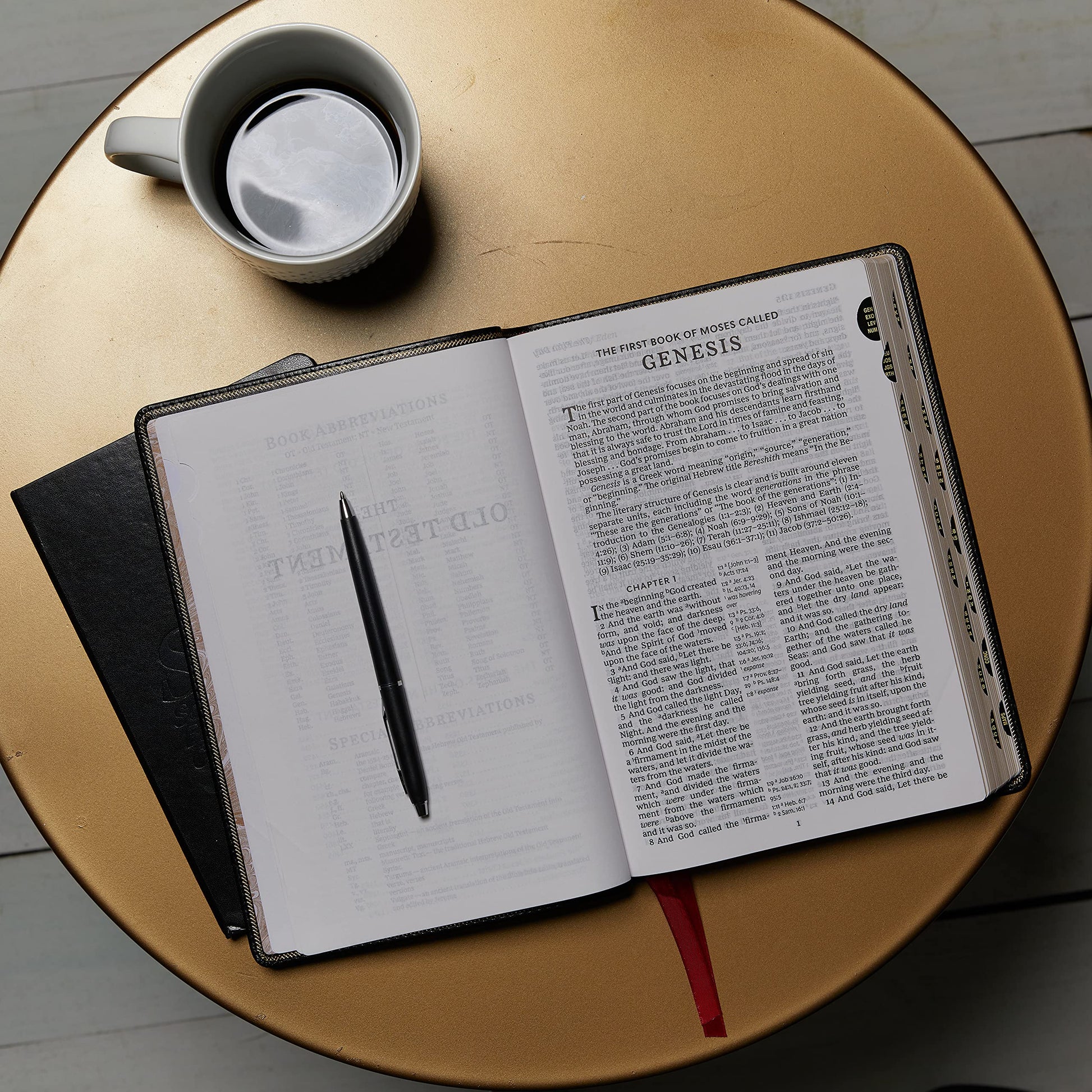 KJV Holy Bible: Giant Print with 53,000 Cross References, Deluxe Black Leathersoft, Red Letter, Comfort Print (Thumb Indexed): King James Version