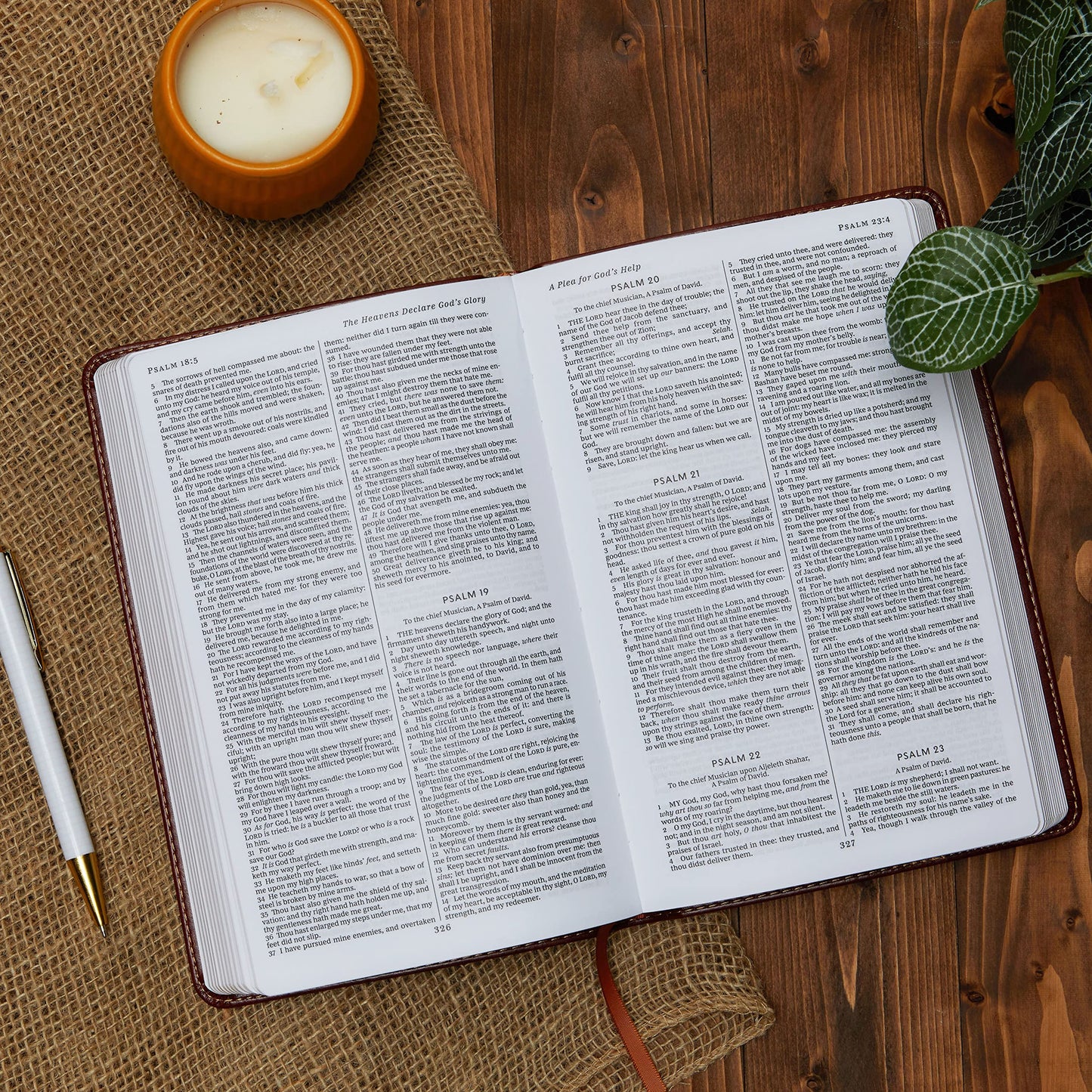 KJV Holy Bible: Gift and Award, Purple Leather-Look, Red Letter, Comfort Print: King James Version
