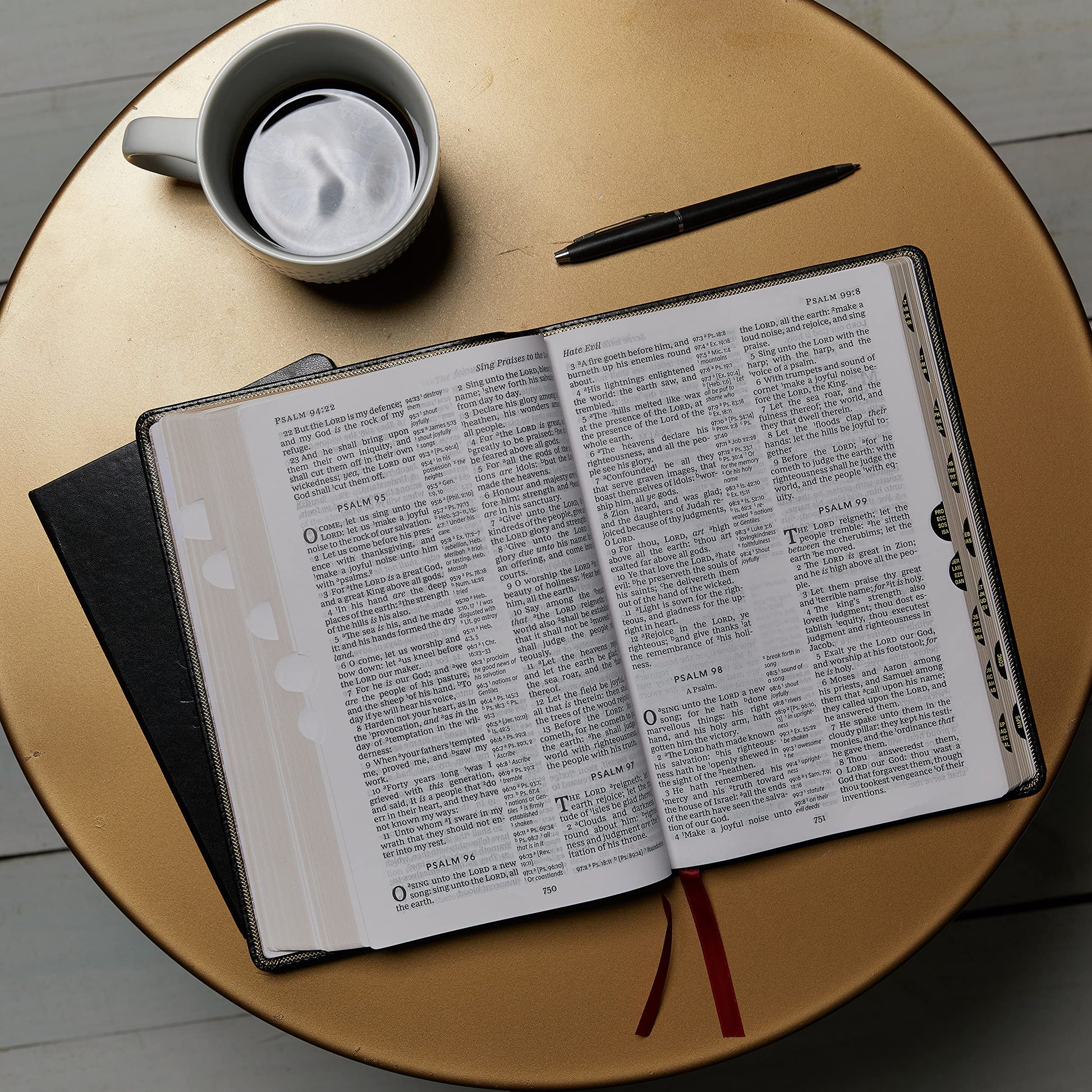 KJV Holy Bible: Giant Print with 53,000 Cross References, Deluxe Black Leathersoft, Red Letter, Comfort Print (Thumb Indexed): King James Version