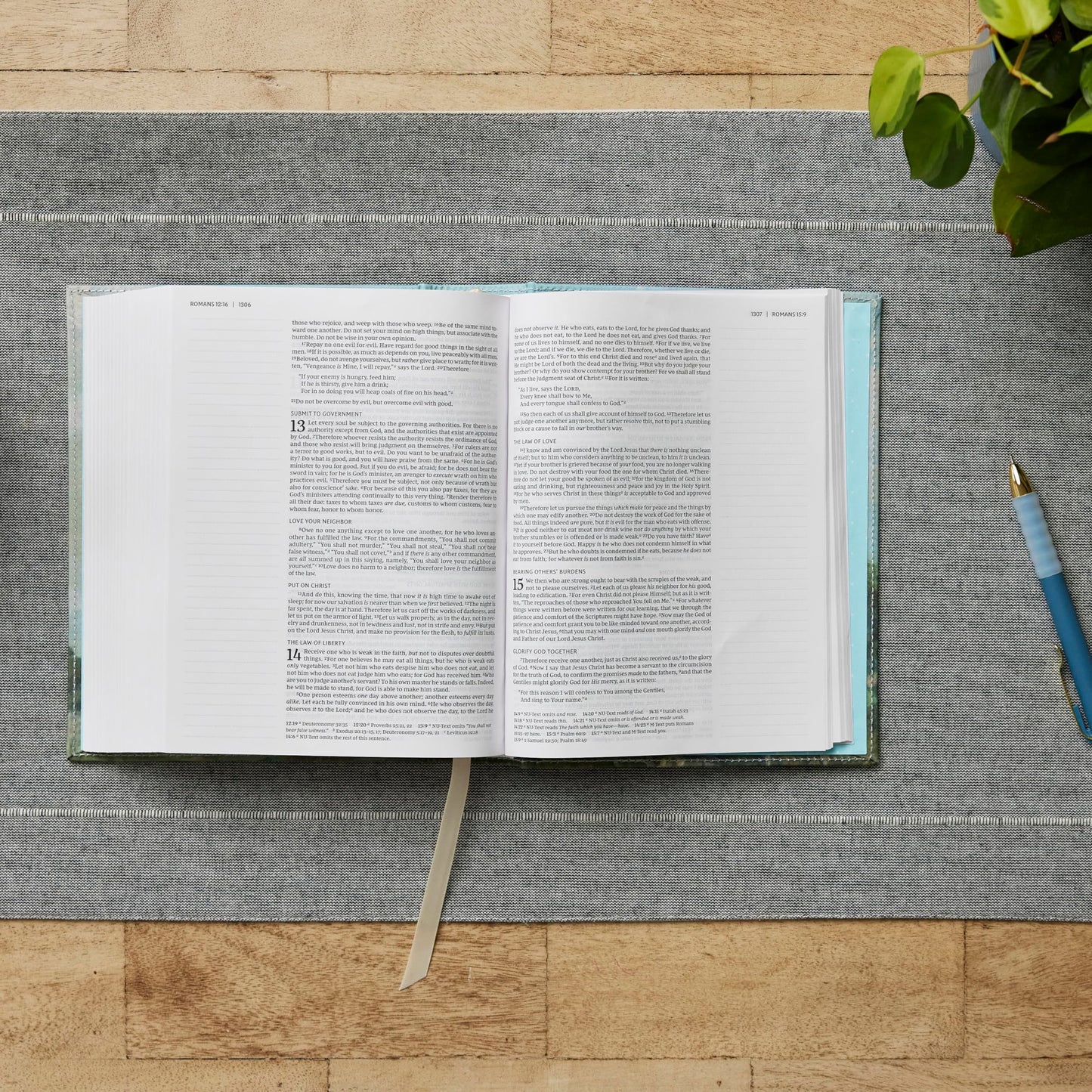 NKJV, Journal the Word Bible: Reflect, Journal or Create Art Next to Your Favorite Verses (Cloth over board, Red Letter, Comfort Print)