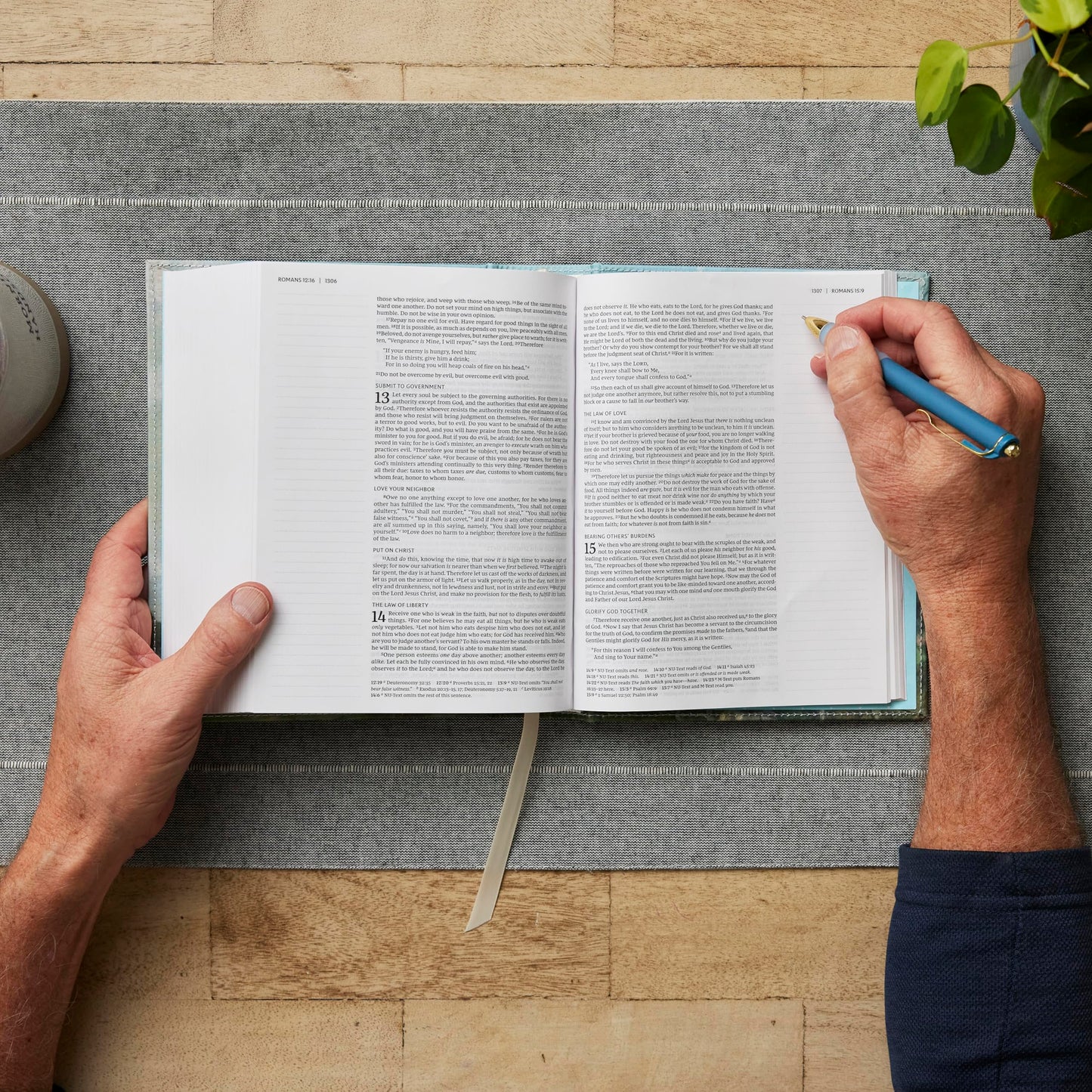 NKJV, Journal the Word Bible: Reflect, Journal or Create Art Next to Your Favorite Verses (Cloth over board, Red Letter, Comfort Print)