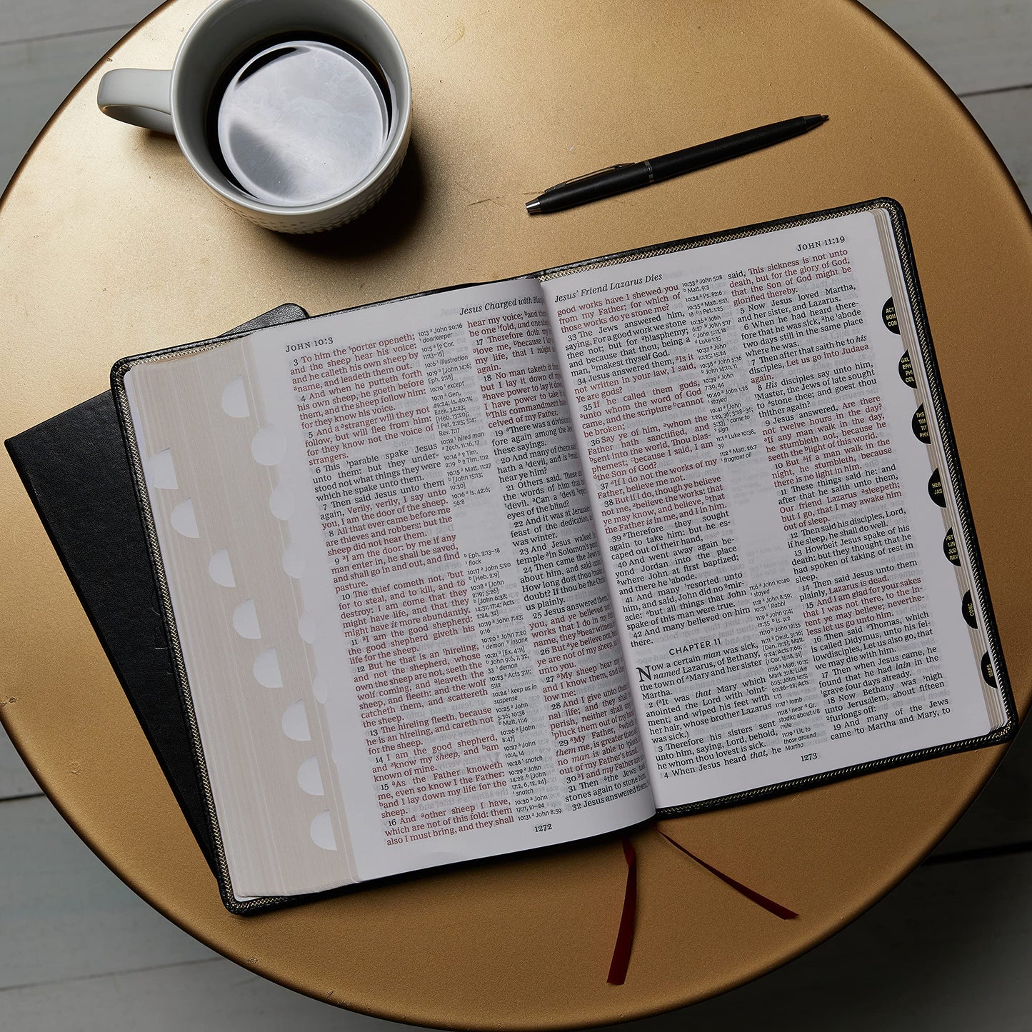 KJV Holy Bible: Giant Print with 53,000 Cross References, Deluxe Black Leathersoft, Red Letter, Comfort Print (Thumb Indexed): King James Version
